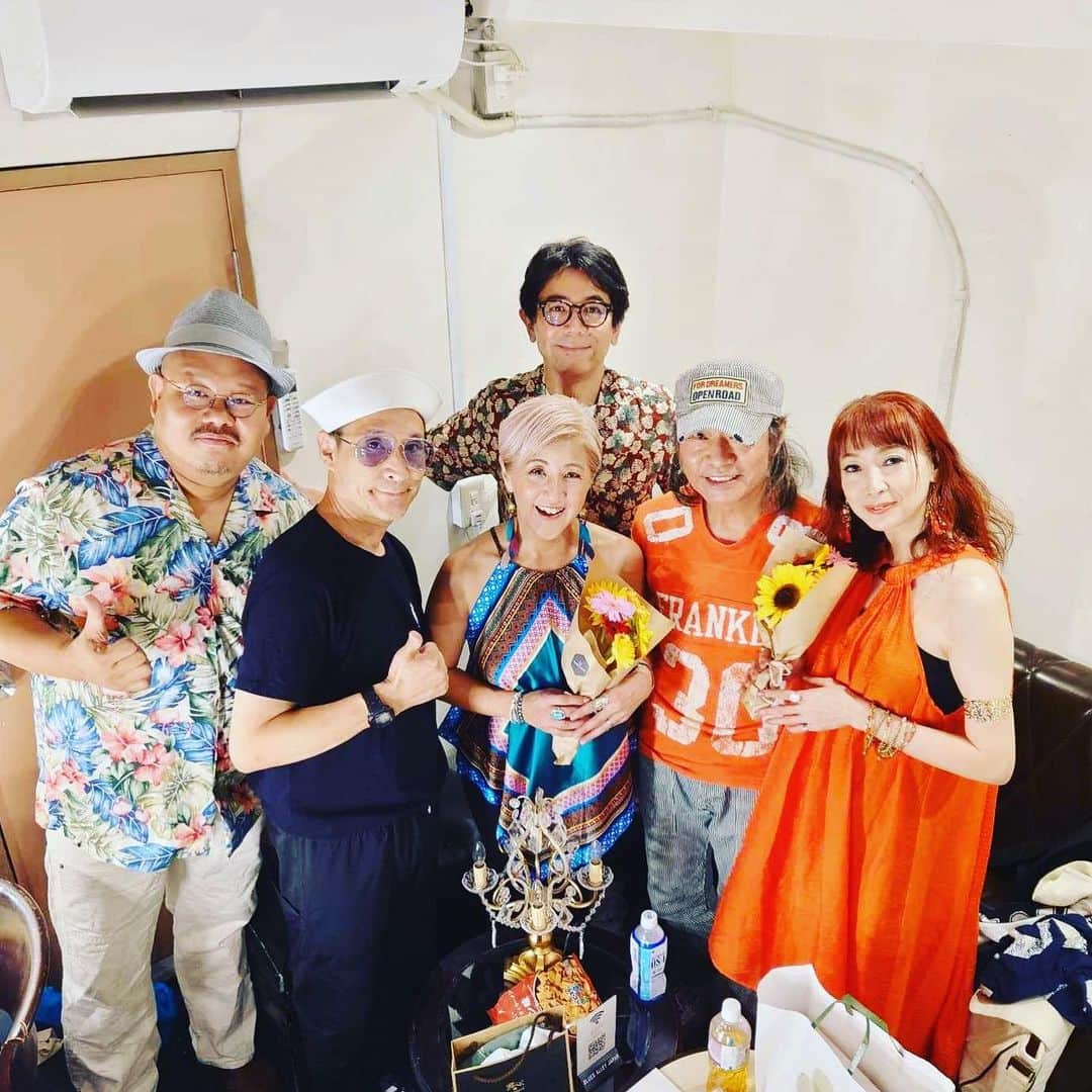 鈴木桃子さんのインスタグラム写真 - (鈴木桃子Instagram)「COSA NOSTRA "Reunited" Live@Blues Alley Japan 満員御礼❤️無事終了！ もう嬉しすぎて、楽しすぎて、楽屋でもステージ上でもずっとニヤついてしまいました😆 お越しいただいたみなさま、スタッフのみなさま、昨日は超絶ハッピーな夜をどうもありがとうございました！ たくさんのお客様に温かく見守られながら、最高のメンバーと共にカナメさん&玲子ちゃんと再びCOSA NOSTRAとして歌えた喜びを今も噛み締めています🎵 ずっと歌ってきて本当に良かった🥹そう心の底から思えた夜でした。 個人的には反省点もてんこ盛りではあるのですが😅でもだからこそライブって面白い！ この先自分が納得いくステージができるよう引き続き精進します。 みなさま、どうかこれからも応援よろしくお願い致します❤️  昨日は本当にどうもありがとうございました〜💖💖💖  #cosanostra #コーザノストラ #kaname #小田玲子 #鈴木桃子  #中沢ノブヨシ #momokosuzuki #阿部耕作 #河野伸 #reunited #bluesalleyjapan #baj」7月24日 7時58分 - momokosuzuki