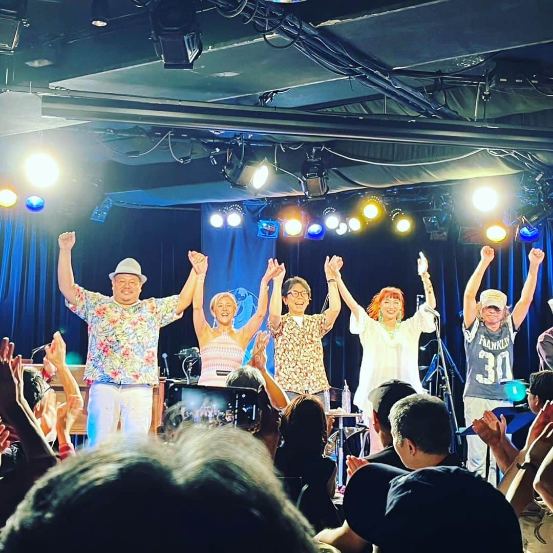 鈴木桃子さんのインスタグラム写真 - (鈴木桃子Instagram)「COSA NOSTRA "Reunited" Live@Blues Alley Japan 満員御礼❤️無事終了！ もう嬉しすぎて、楽しすぎて、楽屋でもステージ上でもずっとニヤついてしまいました😆 お越しいただいたみなさま、スタッフのみなさま、昨日は超絶ハッピーな夜をどうもありがとうございました！ たくさんのお客様に温かく見守られながら、最高のメンバーと共にカナメさん&玲子ちゃんと再びCOSA NOSTRAとして歌えた喜びを今も噛み締めています🎵 ずっと歌ってきて本当に良かった🥹そう心の底から思えた夜でした。 個人的には反省点もてんこ盛りではあるのですが😅でもだからこそライブって面白い！ この先自分が納得いくステージができるよう引き続き精進します。 みなさま、どうかこれからも応援よろしくお願い致します❤️  昨日は本当にどうもありがとうございました〜💖💖💖  #cosanostra #コーザノストラ #kaname #小田玲子 #鈴木桃子  #中沢ノブヨシ #momokosuzuki #阿部耕作 #河野伸 #reunited #bluesalleyjapan #baj」7月24日 7時58分 - momokosuzuki