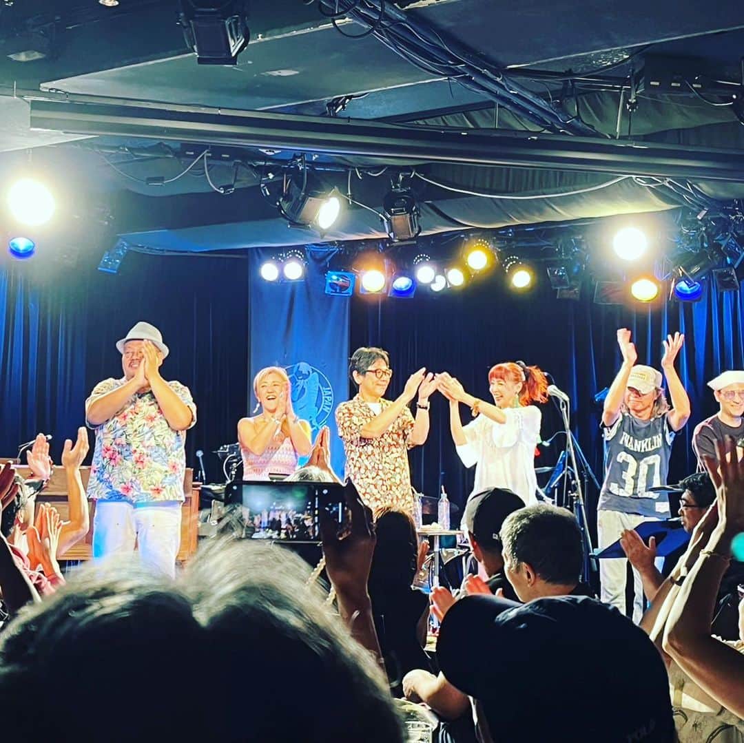 鈴木桃子さんのインスタグラム写真 - (鈴木桃子Instagram)「COSA NOSTRA "Reunited" Live@Blues Alley Japan 満員御礼❤️無事終了！ もう嬉しすぎて、楽しすぎて、楽屋でもステージ上でもずっとニヤついてしまいました😆 お越しいただいたみなさま、スタッフのみなさま、昨日は超絶ハッピーな夜をどうもありがとうございました！ たくさんのお客様に温かく見守られながら、最高のメンバーと共にカナメさん&玲子ちゃんと再びCOSA NOSTRAとして歌えた喜びを今も噛み締めています🎵 ずっと歌ってきて本当に良かった🥹そう心の底から思えた夜でした。 個人的には反省点もてんこ盛りではあるのですが😅でもだからこそライブって面白い！ この先自分が納得いくステージができるよう引き続き精進します。 みなさま、どうかこれからも応援よろしくお願い致します❤️  昨日は本当にどうもありがとうございました〜💖💖💖  #cosanostra #コーザノストラ #kaname #小田玲子 #鈴木桃子  #中沢ノブヨシ #momokosuzuki #阿部耕作 #河野伸 #reunited #bluesalleyjapan #baj」7月24日 7時58分 - momokosuzuki