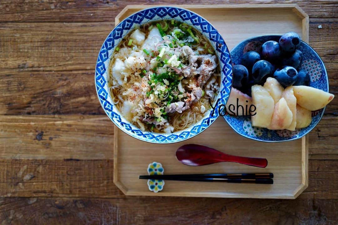 のインスタグラム：「みなさまおはようございます！  7月24日の朝です。  今朝は、山芋豚肉素麺、桃＆ぶどう。  昨日は買い物せずだったのでお家にあるもので。  山芋は置いておけるので割とストック的な感じになっていますね。  そこに土曜日買っておいた豚肉と、茗荷、ネギ、天かすを合わせて。  天かすが入るだけで劇的に美味しくなっちゃうから助かります　笑  今朝も感謝して  ご馳走様でした😊🙏  さて、梅雨明けした関東。  今週も暑いぞ！  みなさまが素敵な１週間になりますように❤️  #朝食#美味しく頂きました🙏 #ごちそうさまでした」