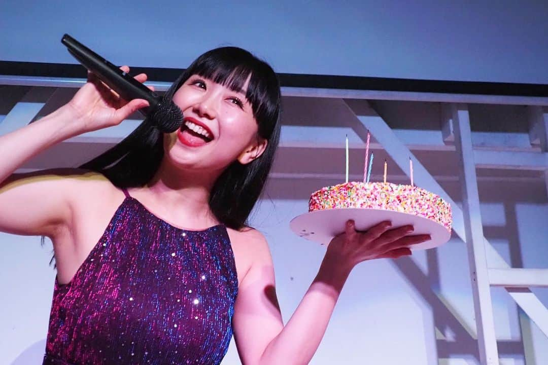 まりゑさんのインスタグラム写真 - (まりゑInstagram)「🎤💁🏻‍♀️🎂🤷🏽🪽  #まりゑ結社秘蜜集会  #ご観劇ありがとうございました  #困惑の寿魂子ショー  #フォトタイム  #まとめ #お写真拝借  #ゲスト #Homer #ちゃんホマ #オトボケ #tシャツ #まりゑ広告」7月24日 7時59分 - manmarumarie