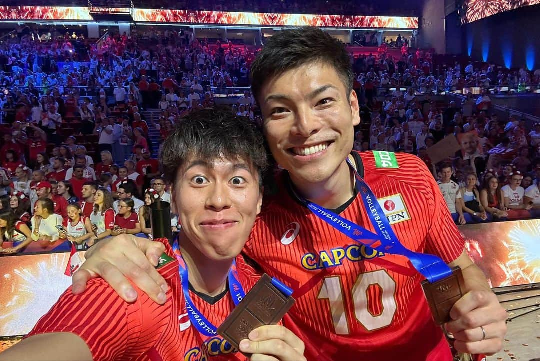 富田将馬さんのインスタグラム写真 - (富田将馬Instagram)「VNL3位🥉 ・ 2ヶ月にも及ぶ長い大会を3位という最高の結果で終わることができました！！ 選手、スタッフ、そして応援して下さった皆さん全員で勝ち取った勝利です🙌🏻 VNLでの応援ありがとうございました！引き続き頑張ります💪🏻 ・ 東レショット📸＆同部屋ショット📸 ・ 藤井さん、3位獲りました！！！ ・ #龍神NIPPON #VNL #3位 #最高でーす #東レアローズ #同部屋 #心はひとつ」7月24日 8時10分 - shoma_tomita