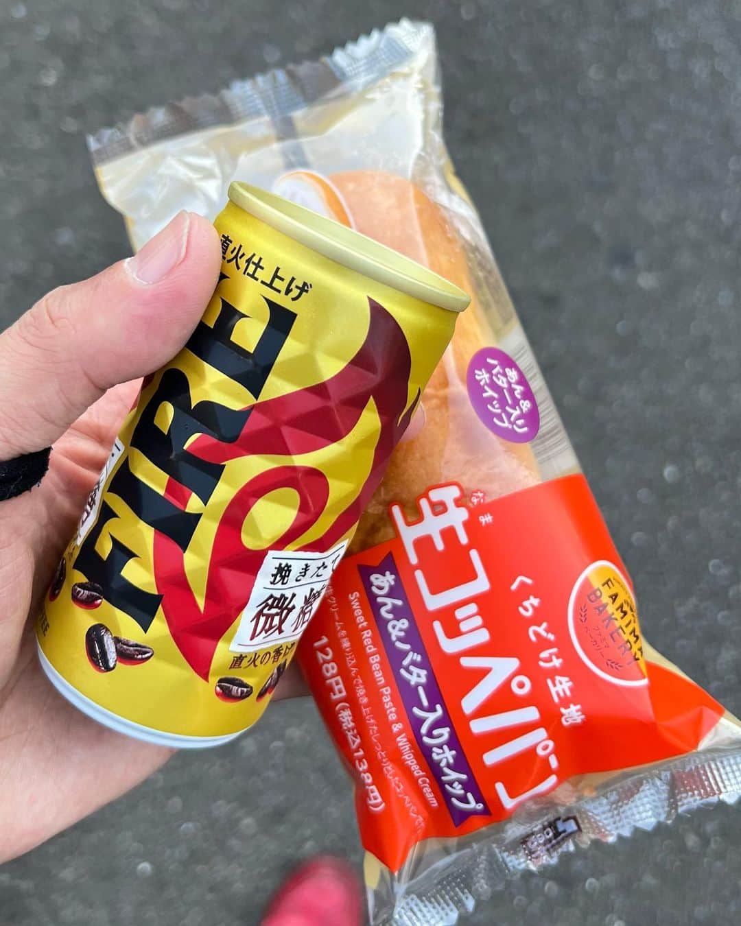 靖乃のインスタグラム：「今週もゆっくり頑張りましょ‼️ 週末、7/28(金)は川崎でライブやからね🎵  #靖乃 #ハイダンシークドロシー #淡路島 #ピン毛」
