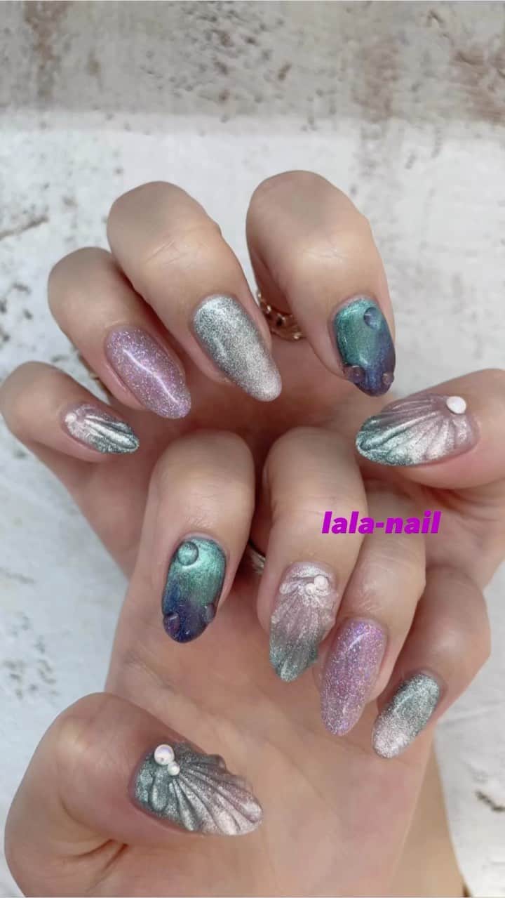 ETSUKOのインスタグラム：「夏はギラギラギンギンギラが可愛い🫶🏽 マグネット🧲グラデ マーメイドネイル🧜‍♀️ フットもおすすめ👍🏾  #instanails #nails#lalanail#ネイル#プライベートネイルサロン #横浜#手書きネイル#個性派ネイル#大人ネイル #キラキラ#キラキラネイル#美甲#美甲設計#網紅美甲 #美甲店 #네일#네일아트 #マーメイドネイル#マグネットネイル🧲#グラデーションネイル」