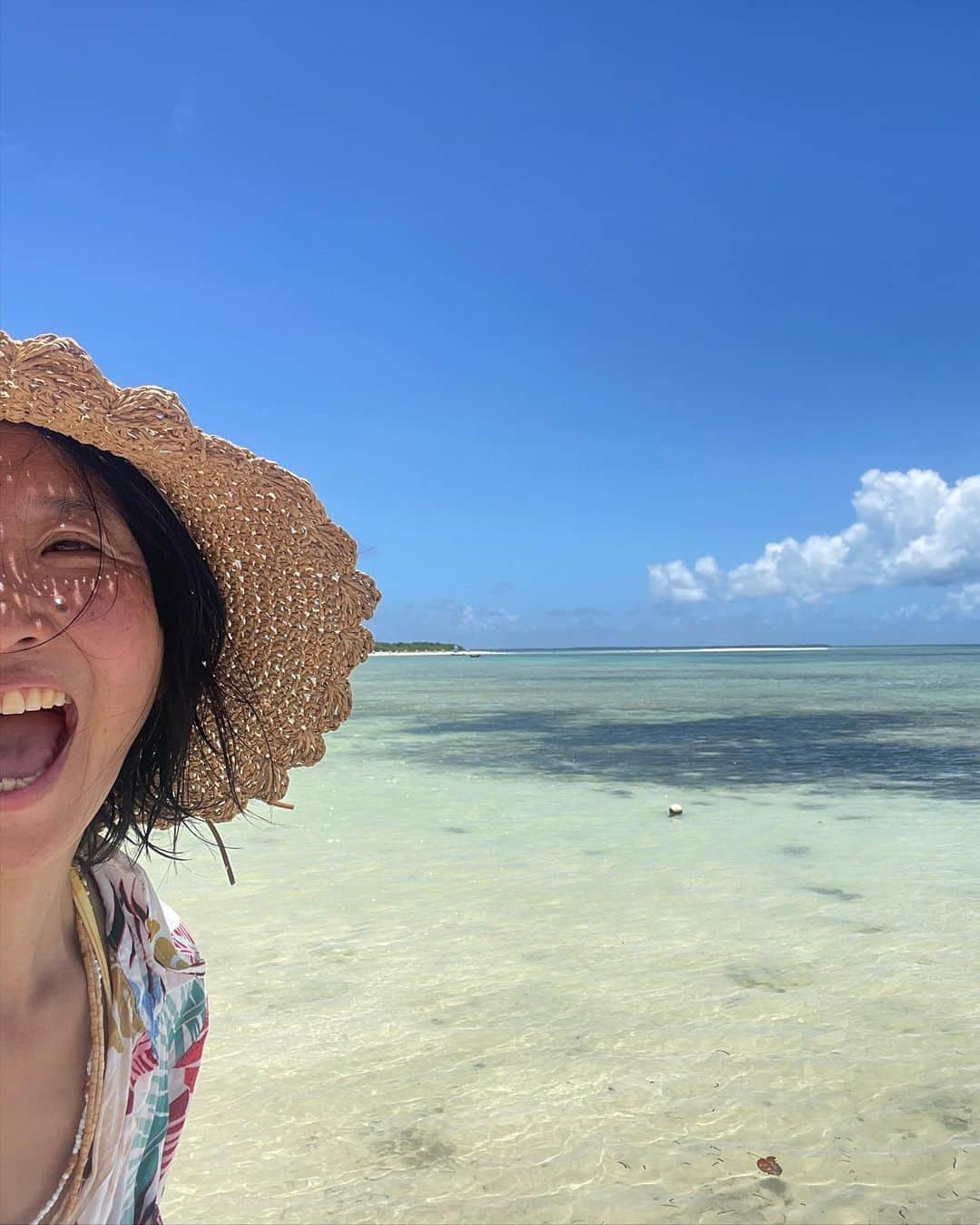 杉山明子さんのインスタグラム写真 - (杉山明子Instagram)「竹富島🏝️ はしゃぐはしゃぐ！！！  自然に触れると、なんでこんなに 嬉しくなっちゃうんだろうね✨  青い海・青い空・白い雲 広がるエナジー  ボディが喜んでる♪  🔸7.29（土）13:00-15:00 美脚ポージング講座　原宿  🔸8/15（火）14:00-16:00 輝きます✨プロジェクトお茶会 コンラッド東京  #沖縄　#石垣島　#竹富島　#カイジ浜　#コンドイビーチ　#美脚　#ポージング　#ウォーキング」7月24日 8時03分 - akikopeanut