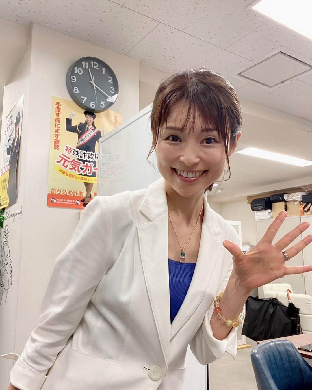 藤田りえのインスタグラム：「先週、撮影終わりに事務所に寄ってきたよ。 ⁡ ⁡ ねぇねぇ知ってた？ ⁡ ⁡ ﾘｴﾀﾝの本業、 一応アナウンサーやねん笑 ⁡  後ろのポスターは @yuriaraki0726 ちゃん☺︎ ⁡ ⁡ ♡┈┈┈┈┈┈┈┈┈┈┈┈┈┈┈♡ threads毎日つぶやいています プロフィールトップの@マークをタップしてみてね。 ⁡ ⁡ #藤田りえ #48歳 #1974年生まれ #アラフィフ #アラフォー #40代 #ごきげんさんでいこう  #ジョイスタッフ #threads」