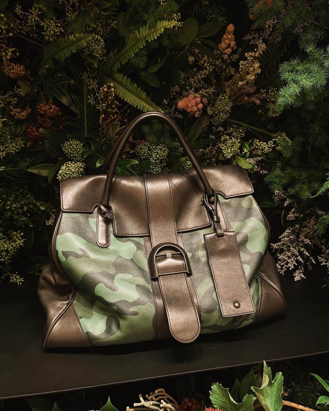 Ruby Kwanのインスタグラム：「It looks awesome on both man and woman. 💚 @Delvaux #Delvaux #DelvauxAW23 #rougecloset」