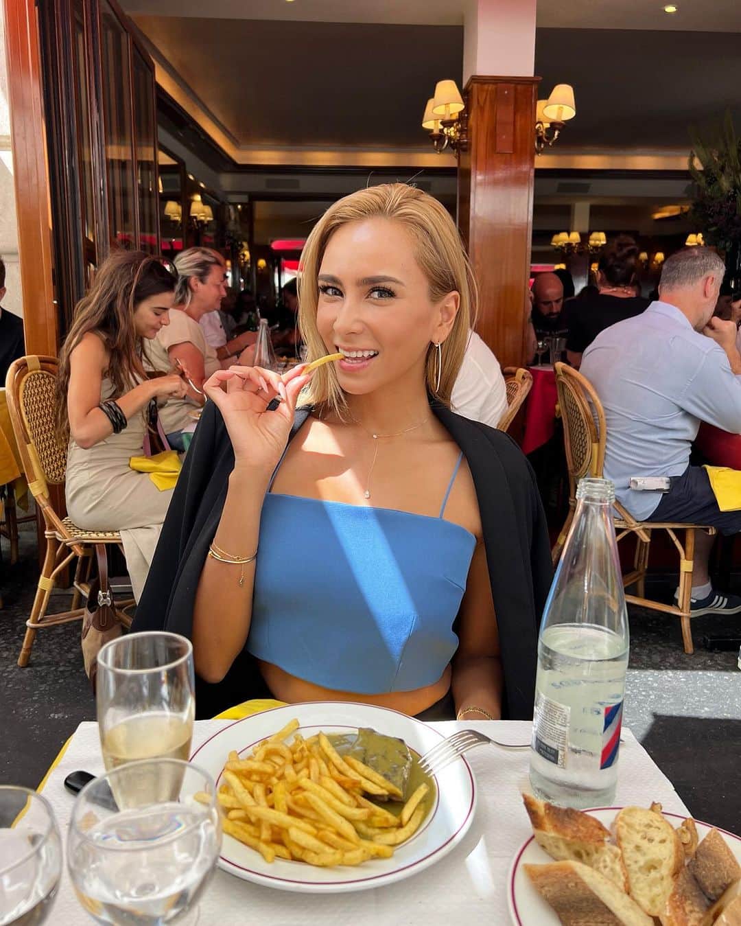 のインスタグラム：「𝐿𝑒 𝑅𝑒𝓁𝒶𝒾𝓈 𝒹𝑒 𝐿’𝐸𝓃𝓉𝓇𝑒𝒸ô𝓉𝑒  老舗のFrench steak house♥️ 中心地に何店舗かあるから近場のお店を 選んで行くの🥰Parisに行く際は是非🥩♥️  みんな、コメントありがとう📝☺️ 今夜日本時間21:00〜Liveするよ♥️♥️♥️  前回答えられなかったjewelryの質問も 今夜は全て答えるね🎤♥️🫶🏽」