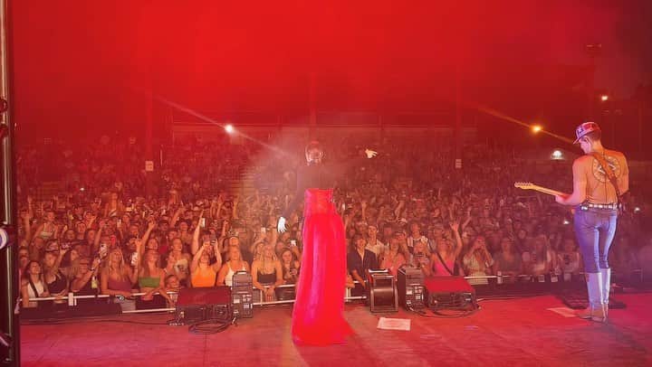 ギャビー・バレットのインスタグラム：「Nebraska…. Y’all packed it out. This is why you should come to a show ;)」