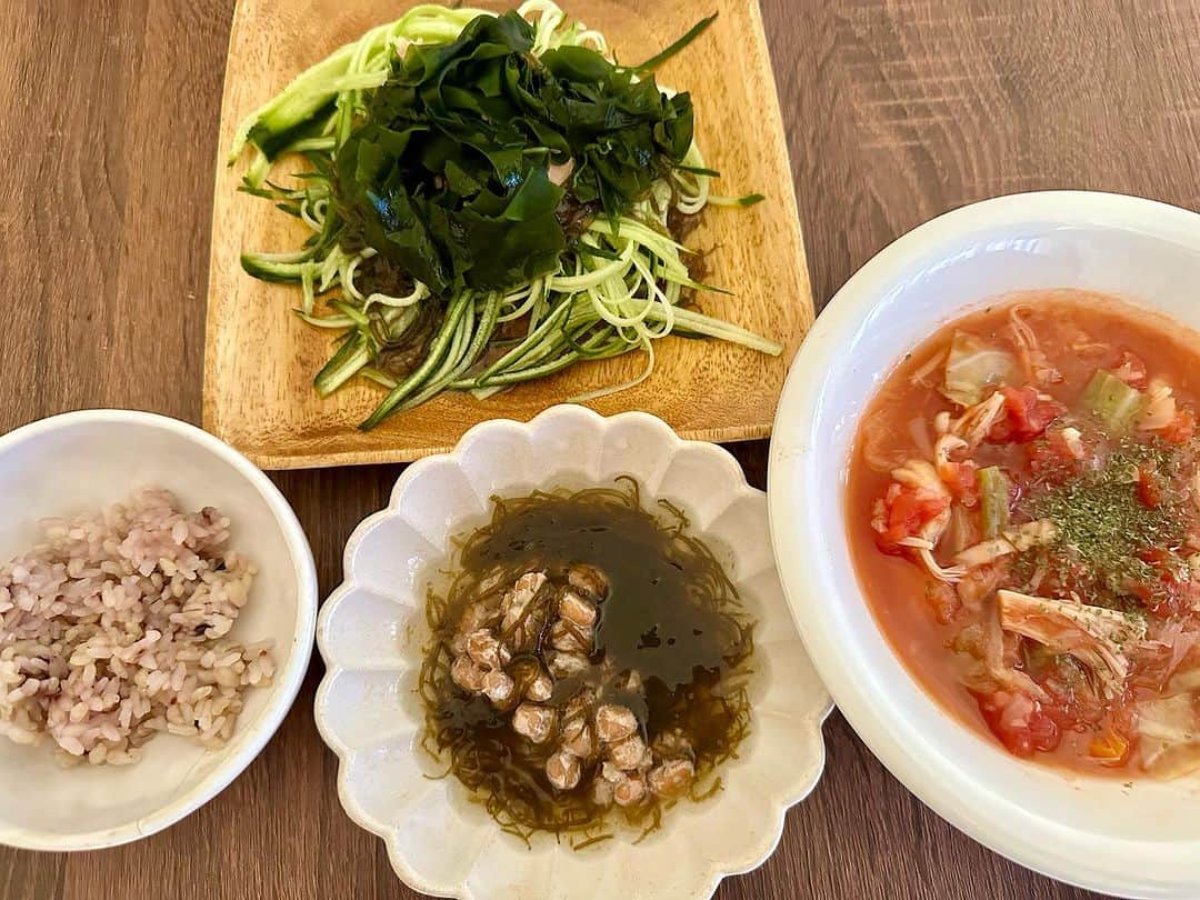のインスタグラム：「昨日の🍅スープ残ってたので 和洋折衷な感じで！ めっちゃボリューミーに見えるけど ほぼ野菜です🥦✨食物繊維万歳！ ツナ缶や竹輪を投入➕もずく酢納豆で タンパク質補充！ 雑穀米で糖質も朝からしっかりと💪  #朝食 #アナめし」