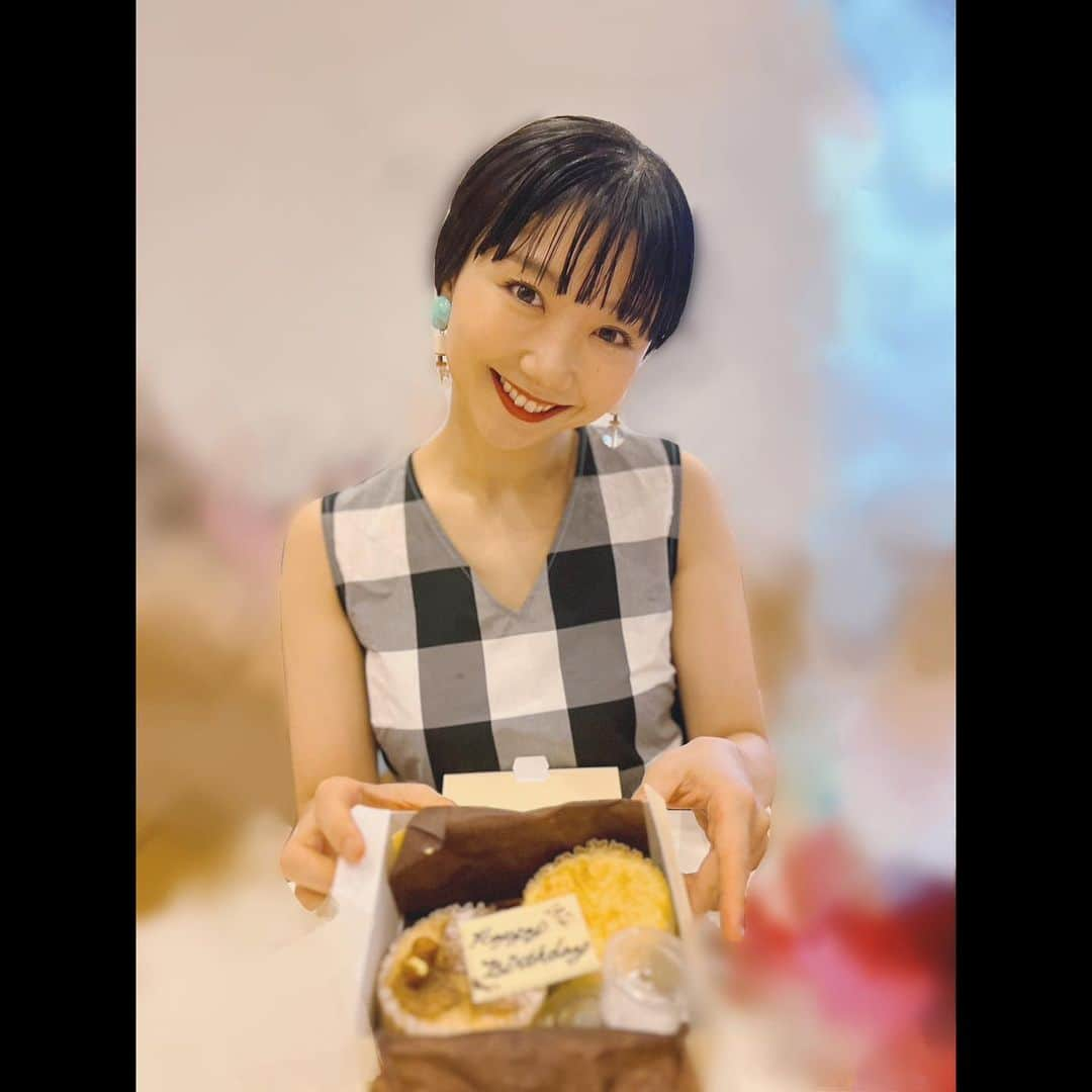 まりゑさんのインスタグラム写真 - (まりゑInstagram)「👭🎂🥂 今年もエマりゑ愛総本店のまとめ。前夜から当日まで、愛が溢れるお誕生日デートを楽しみました🫶マジで、当日はどこに連れて行かれるのかわからないまま 去年のお誕生日に色違いを買ったのにも関わらず 2人ともきっちり1年間着ていなかったワンピースを着て来てと指定だけされ待ち合わせへ。  毎年私をドキドキさせる演出がアプデされ過ぎててお誕生日が本当に愉快で最高の一日になります✨ 本当に、ありがとうエマ @emmamiyazawa  愛してるーーーー❤️‍🔥  毎年出会いに感謝し、そこに存在してくれることにありがとうと伝えられ、臆することなく“ソウルメイト”です。と多方面に紹介しまくる相思相愛オブザイヤー❤️‍🔥 あなたと、出会えてよかった✨😌生まれてきてくれてありがとう、私からもそう伝えさせてほしくてフォーエバー♾️  #エマりゑ  #宮澤エマ #という名の #天才  #センスの塊 #ソウルメイト #emtv #サプライズバースデー #演出 #極上 #ドキドキ #お誕生日 #お揃い #ワンピース #ちょっと #ラブラブ過ぎな #生まれてくれてありがとう #出会えてよかった #幸せ #biglove」7月24日 8時17分 - manmarumarie