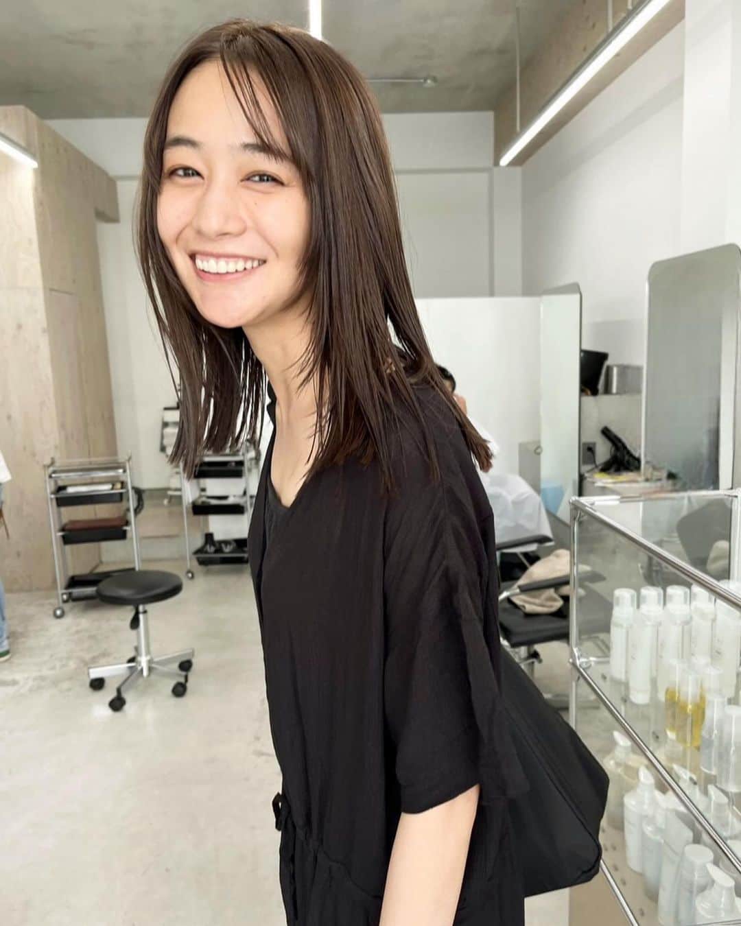 安田早紀のインスタグラム：「夏ですね😇  最近ちょっとずつ顔周りの髪の毛増やしてる😇   #とにかく早く夏終われ　#でもやっぱり楽しむしかないから意外としっかり夏してる　#ハンモック乗り慣れてなくてバランスうまくとれない人たち　#スイカっておいしいよね　#プール意地でも足しか入らないし安定のいつも通りの格好で見守る　#あえて写真載せなくてもみなさんきっとあの姿がもう浮かんでいることでしょう　#なんの話　#合言葉は誰もみてない　#花火はやっぱり線香花火が好き　#最近は願いをこめるように夏が終わりそうな曲を移動中に聴いております　#意外と結構ある　#今週結構あついみたいですね　#しっかり飲んでしっかり食べてしっかり休んで乗り切りましょうね」