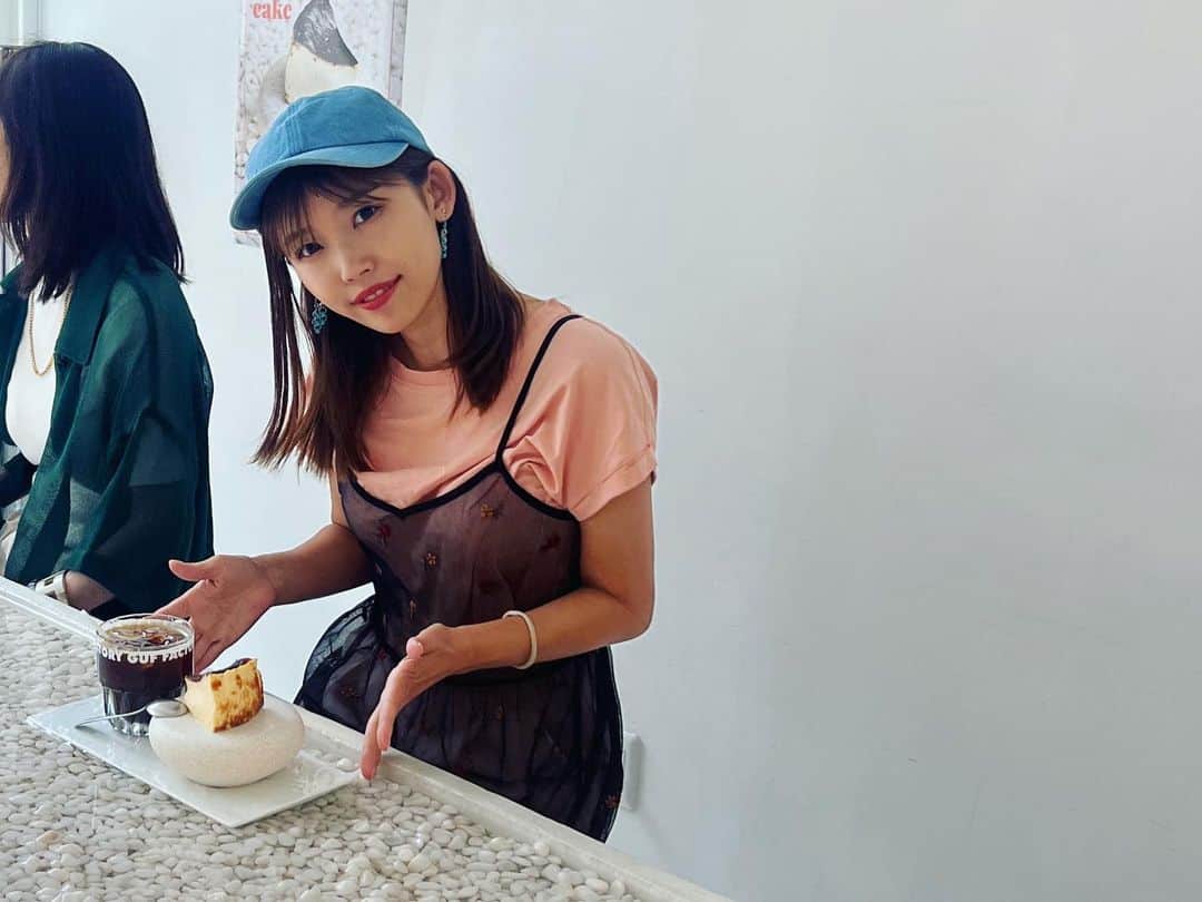 中村愛さんのインスタグラム写真 - (中村愛Instagram)「🍰♡ ・ ・ ・ この前もリールで載せたんだけど水に浮く #バスクチーズケーキ  が流行ってて😍  涼しげ(^^)だけど 並びますっ！ #新大久保カフェ   店員さんも優しかった！ 美味しかった(^^) #guf」7月24日 8時30分 - nakamuramura_ai