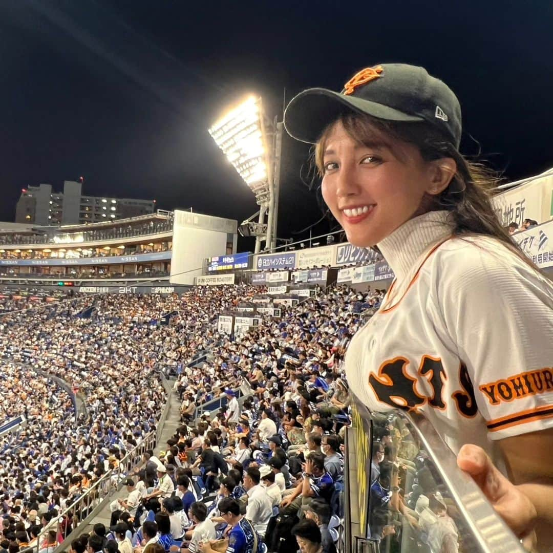 日里麻美さんのインスタグラム写真 - (日里麻美Instagram)「＊ ハマスタテラス席でもを主張  昨日は友人に誘っていただいて、ハマスタのテラス席へ！ 初めてだったけど、ソファー&テーブルもあってビアガーデン気分 みんなでワイワイ楽しかったなー♥️  ジャイアンツも無事に勝利し最高  7/5にサブスクスタート！  Subscriptions begin on July 5th  7月5日开始订阅！   * * 【membership from highlights】 サブスク Subscriptions 订阅 【販売中】 ※昼下りの誘惑　電子写真集、DMM、Amazon販売中。Amazonでは紙版も購入できます(ハイライトからリンクへ) ※グラビア学園　グラビア動画&デジタル写真集　Amazon、DMMで購入できます  【TV、Web】 ※さまぁ～ずチャンネル　『訳あり女』『アシスタントオーディション』  ※YouTube　『ひさっちゃんねる』で検索  ※チョコブラABEMA限定動画  ※Abema「BAZOOKA!!!」#12  【イベント】 ※8/3  野球イベントゲスト 8/10  まーすた下北沢店🀄 ※8/12  まーすた王子店🀄 ※8月後半後日詳細 ※ ※  * * ** #ジャイアンツ  #着衣でも主張　#giants #37歳グラビア #おっぱいの大きいお姉さんは好きですか #hisato　#ジャイアンツ #奪回 #熱い巨党 #ハマスタ」7月24日 8時32分 - hisato.asami