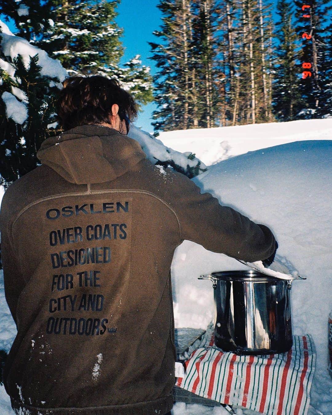 オスクレンのインスタグラム：「Winter Coats.   #OsklenTRKK #CoolTrips」