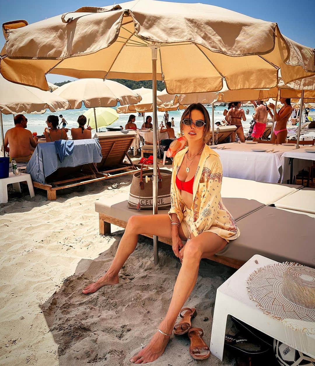 アレッサンドラ・アンブロジオのインスタグラム：「🏖️🦞☀️」