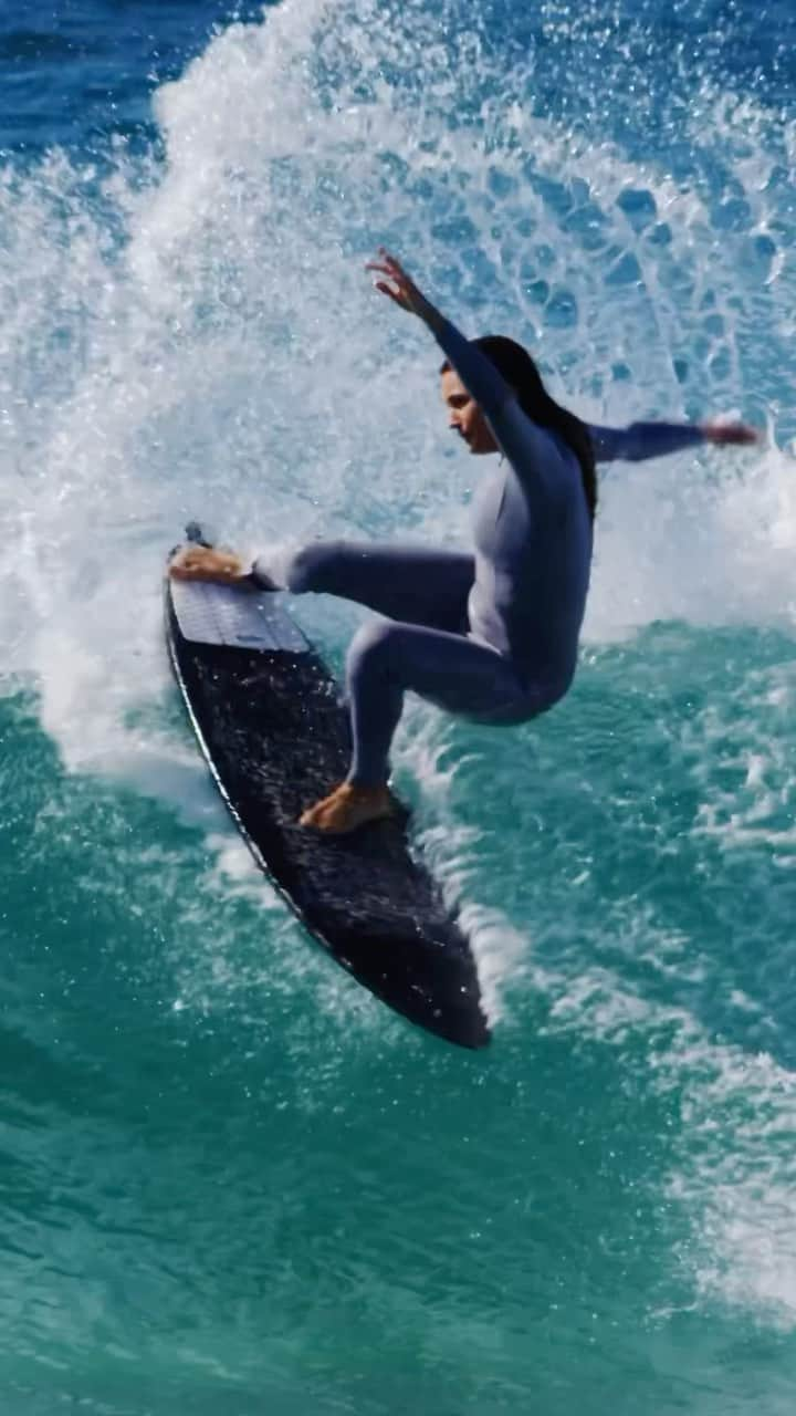 アラナ・ブランチャードのインスタグラム：「Found some cute waves the other day and me and jack did a “hurry up and catch some waves and then it’s my turn” 😅 riding @pyzelsurfboards 🎥 @danscotttt」