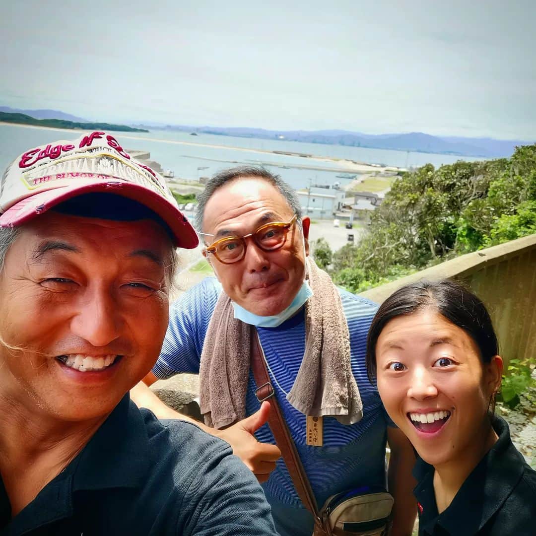 広部俊明のインスタグラム：「世界水泳競泳始まりました、ちょっと前時間が空いたとき水中班3人で海神の総本山志賀海神社へ遠くに見える場所が百道浜の会場だね!」