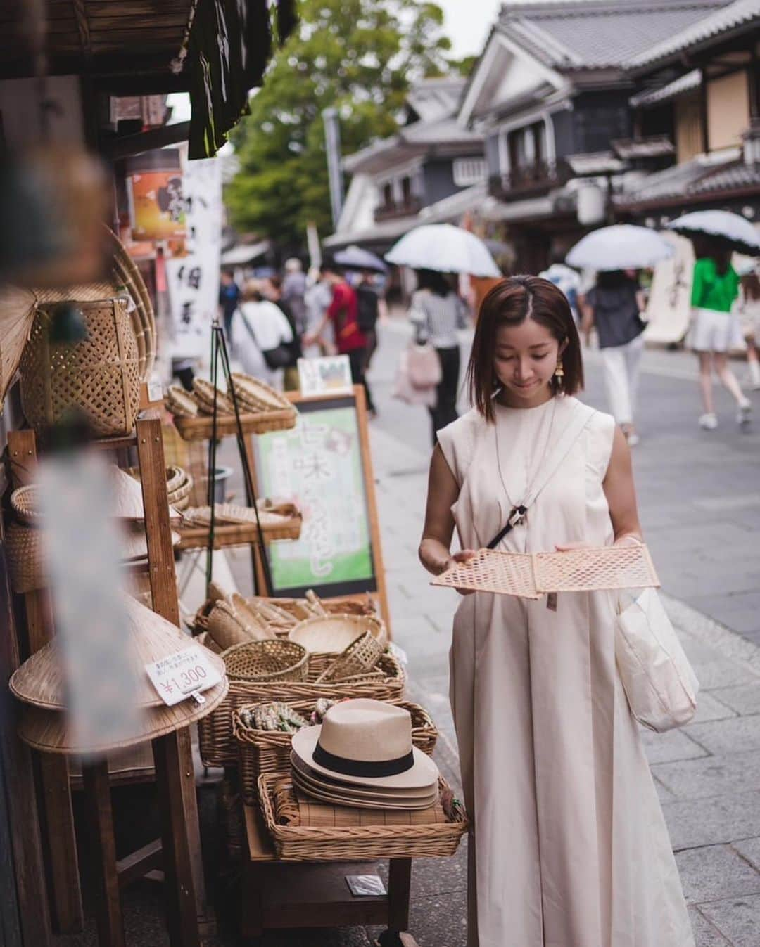 大瀧彩乃さんのインスタグラム写真 - (大瀧彩乃Instagram)「・ 初めての伊勢神宮⛩️  暑すぎなくて気持ちよかった🌳 木の生命力に圧巻。 　 道の駅で買った野菜達（特に国産にんにくがたっぷり入ってて100円） が美味しすぎた🥬🍆🥕🌽  最近、和菓子を頂くことが増えたので合いそうな竹のマットを。  この日は私がQ2,夫がM11の日📸  #伊勢神宮#伊勢#東京京都生活  #m11 #nottoday」7月24日 8時50分 - _ayanootaki_