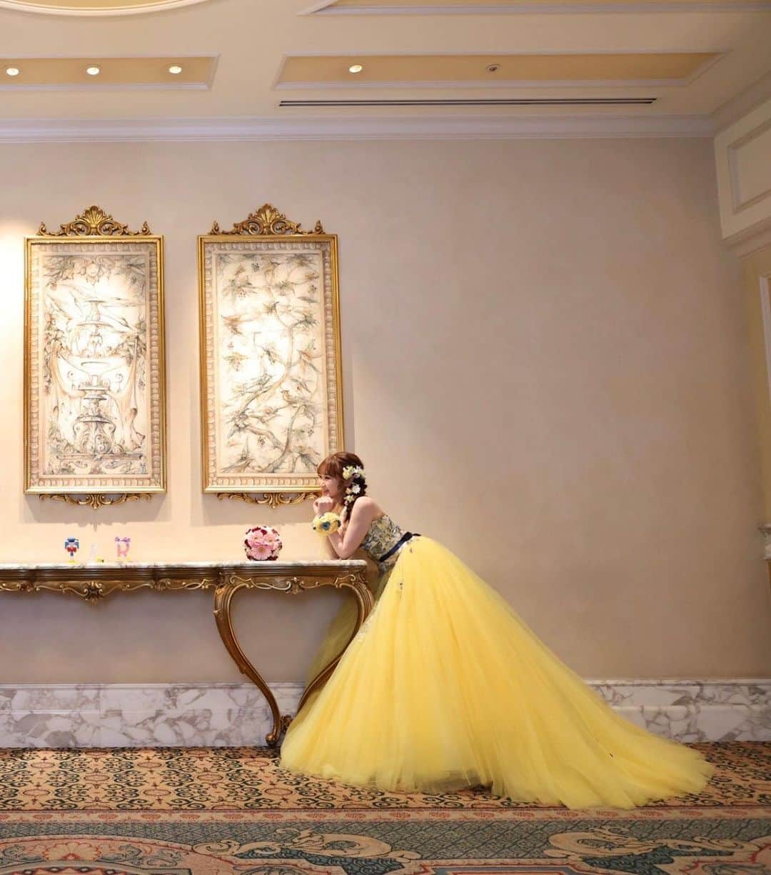 真仲りえのインスタグラム：「もう一度着たいカラードレス( ˘ω˘)  #イエローミルトニア #黄色ドレス #カラードレス #FTW #WD前撮り #館内前撮り」
