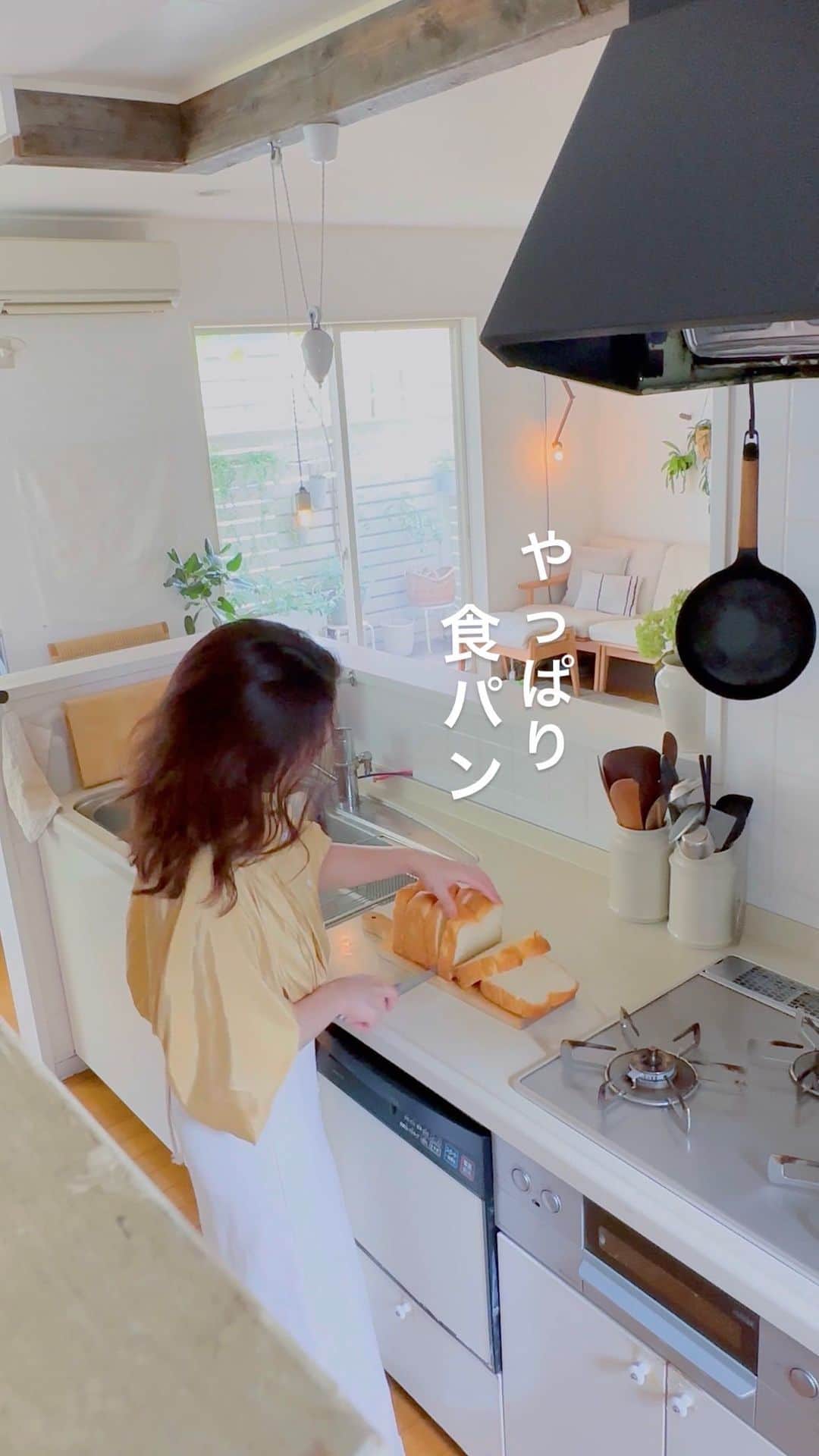 asamiのインスタグラム：「最後の塩バタートーストはフライパンでバターを溶かして片面を焼き、返すときに追いバターでもう片面を焼いています。ジュワっとカリッとおいしくて、大好きな食べ方です＾＾  #パン#朝ごパン#食パン#パンのある暮らし #食パンアレンジ #キッチン#暮らし#暮らしを楽しむ#日々の暮らし」