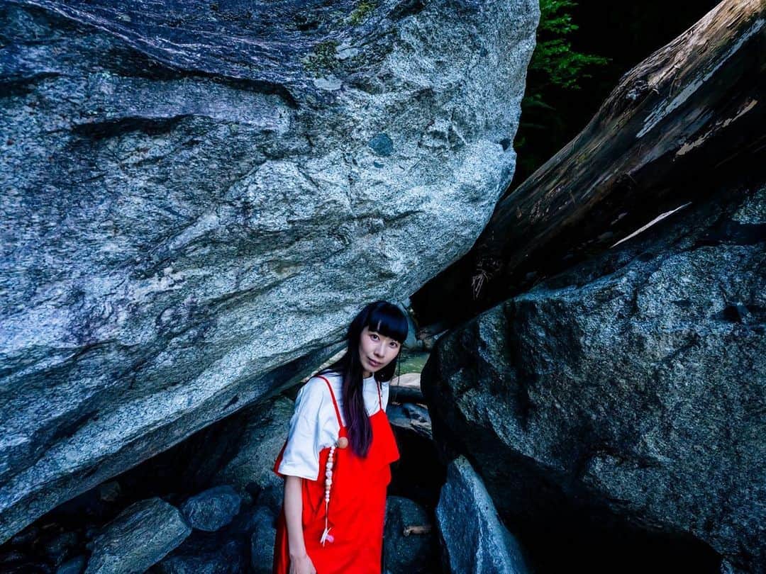 鎌野愛のインスタグラム：「尾白川渓谷にて。 私の夏休みでした。  そしてロングヘアー納め。笑  📸 @sgwrkzk」
