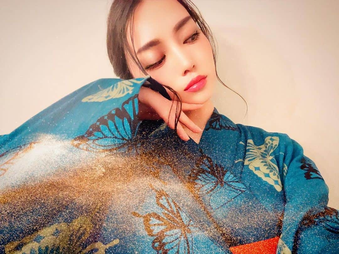 森本ナムアのインスタグラム：「オブラートは時に届かないことがある でも本質だけを言っても届かない 人ってなんて厄介なのだろう。  シンプルが難しく、 難しいのはシンプル。　  #人間　#simple #comlcated  #life」