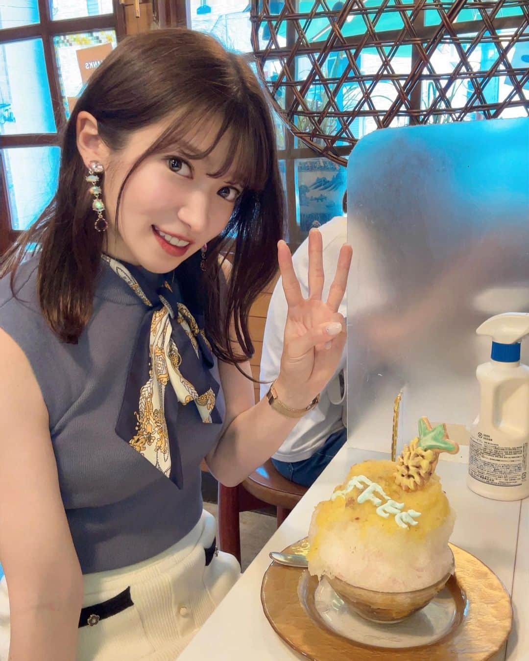 のインスタグラム：「北品川『いちょうの木』さん🍧  ＊パイナップルコーヒー ＊チャイナブルー ＊夏かぼちゃ  いちょうの木さんの夏らしいメニュー達☀️ パイナップルコーヒーって外国にあるらしい😳 このビジュアルがちゃんと、パイナップルのクッキーにCOFFEEという文字があるのがもうパイナップルコーヒーだよね？☕️ パイナップルソースの濃厚な味わいも共にアーモンドシロップのまろやかな味わいも感じる😳 食べ進めていくと、なんかね、すごい知ってる味ですごい好きな味だこれなんだろうって思って食べてたら、ハッ！パッションフルーツが出てきたんです！！！！驚き桃の木山椒の木！！！！！ しかもパイナップルからローズに変化してすごく気持ちが良い🌺 底にはしっかりとコーヒーが☕💭 なんかすごい、パイナップルコーヒーってオシャンティーかつしっかり美味しい、、！ トレビア〜ン。 そして浮き輪に乗ったお姉さんがセクシーなチャイナブルー💙 ブルーハワイって聞いて、すごい懐かしさを思い出して食べてみたくなってオーダーしました！ 一口目はライチからさっぱりと始まります💨 マリブって初めて口にしたんだけど香りがストレートな感じでココナッツやラム味を感じてブランデーやウイスキーが好きな私にはすごく好みの味でした💫 やはりここでも夏を感じる素晴らしき逸品...！ すごく新しい感じで新鮮な味わいで美味しかった！✨ この時期にかぼちゃがある〜！とテンション上がり夏かぼちゃ🎃 蝶々可愛い🦋 王道なかぼちゃソースにヘーゼルナッツやアーモンドが入っており、驚いたのが焼きココナッツが入っていたこと！ 焼いてあることにより香ばしさが増してお口の中でココナッツが広がるこの幸せ空間！！！ そしてこの夏かぼちゃ、ただのかぼちゃで終わるかき氷ではなかったのです... 途中で生姜の味がして、😳！？ひやしあめが入っていたそう！ ピリッとパンチが効いて味変！ からの、お次はシナモンの心地よい香りと甘くスパイシーな味わいがきたのです！ しかもかぼちゃの甘さとシナモンの香辛料がバランス良くてすごく合うんです！ こりゃ美味しい😋 カカオニブのポリポリな食感も楽しい🍀 サクサク食べれちゃう構成神な一杯でした🌼 いちょうの木さんはほんと毎回メニューいっぱいで悩みに悩んで次に食べるのも食べながら考えたりしてそういうのも楽しくてかき氷の構成やビジュアルやワクワク感を引き出してくれるすごく楽しい氷屋さん🍧 また行きます！ご馳走様でした🙏✨」