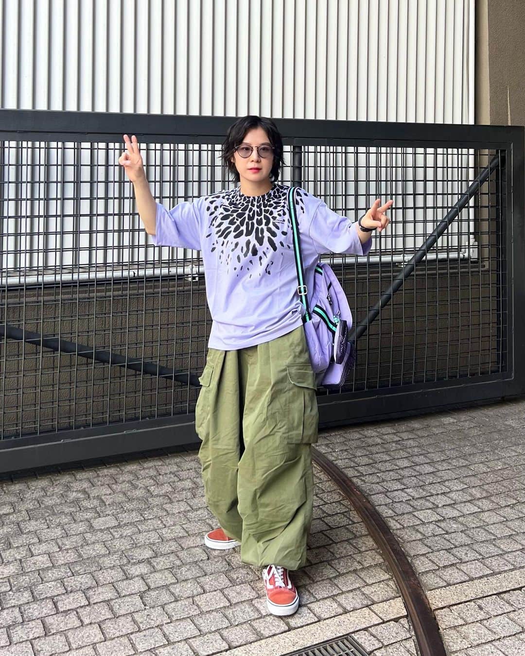 光永のインスタグラム：「パープルメンズライクコーデ😎💜 bpで買った、花の真ん中に入れるよT。しぶいぃ 統一し過ぎず、スニーカーをあえてオレンジにしたところがポイントかもしれません🍊👟 ㅤㅤㅤㅤㅤㅤㅤㅤㅤㅤㅤㅤ Tシャツ：#beautifulpeople  パンツ：#cpcm スニーカー：#vans リュック：#annasui × #kipling  ㅤㅤㅤㅤㅤㅤㅤㅤㅤㅤㅤㅤ #ootd #メンズライクコーデ #ボーイッシュコーデ #夏服コーデ #骨格ナチュラルコーデ #ショートヘアアレンジ #ウルフショート」