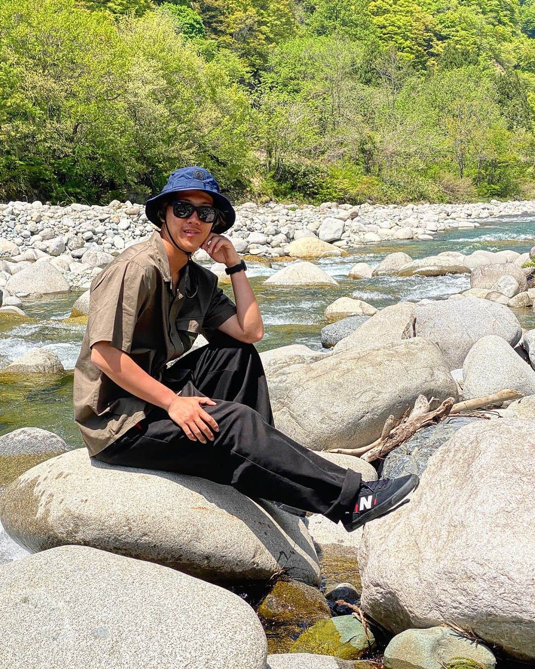 飛田流輝のインスタグラム：「love Nature🎩🕶🥾🌿  @volcomjapan #volcomjapan @electric_japan @nixon_japan   @nbnumeric  #自然 #山 #川　#newbalance #snowboading」