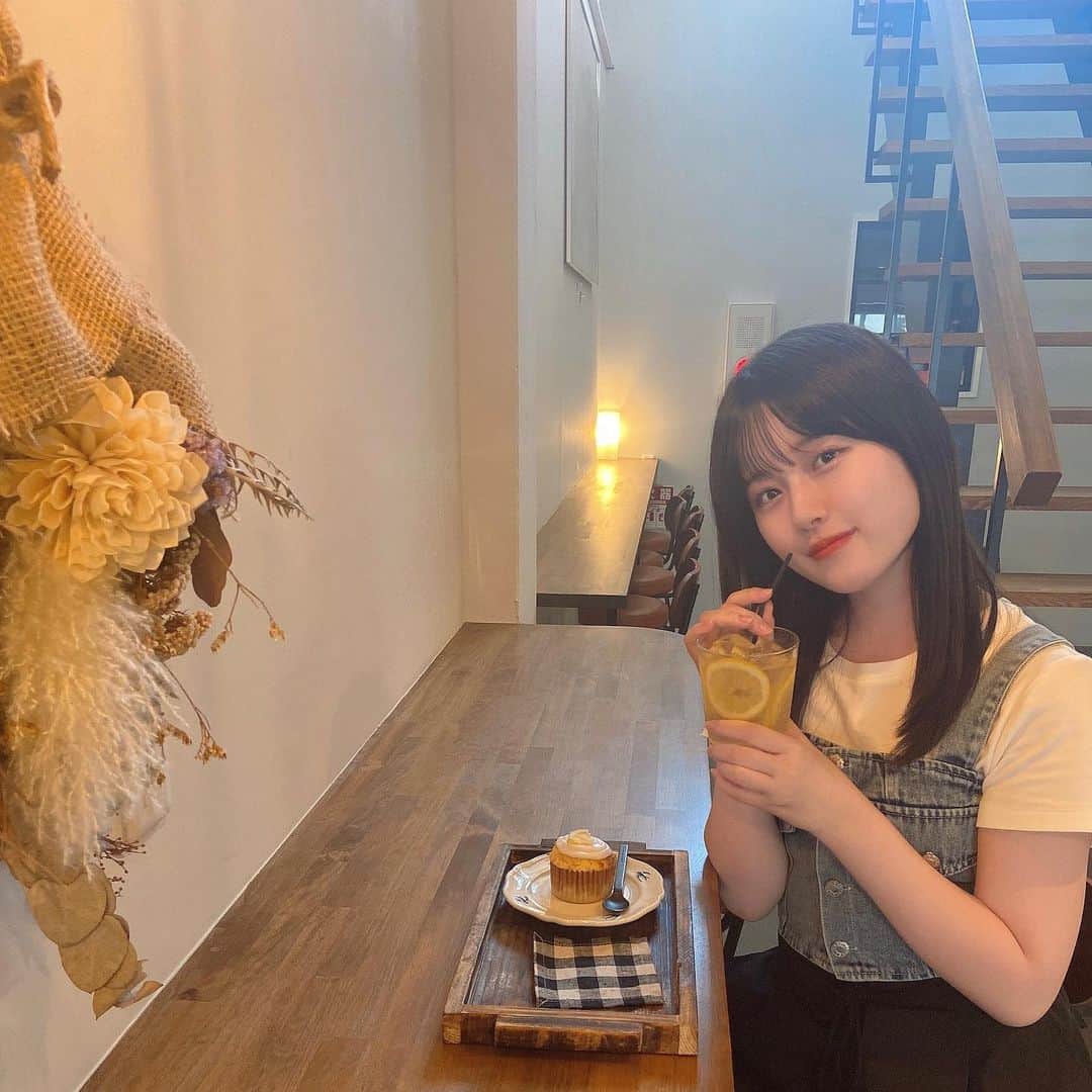 河村果歩のインスタグラム：「🌈🍒  正解はレモネード＆レモンマフィンでした🧁💛  ここのレモネードが好きすぎていっつもレモネードにしちゃう😮‍💨 今回はマフィンもレモンにしたよ~🍋  #河村果歩 #nicola #おはスタ #おはガール #かほっち #ニコラ #ニコモ #ニコラ8月号発売中 #SUPERGIRLS #スパガ #アイドル #リボン #夏スパガ #私は今が一番好き」