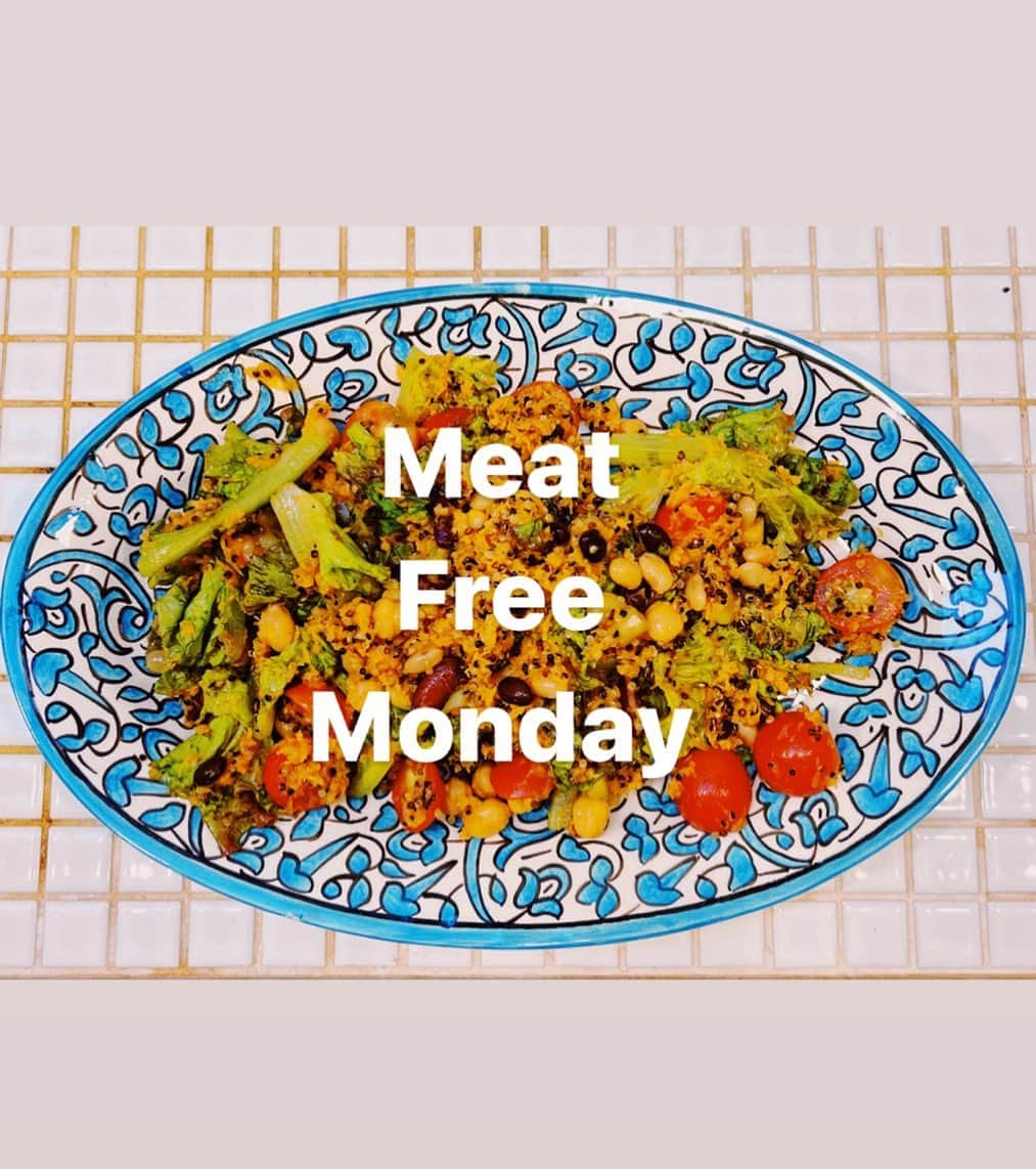 屬美於さんのインスタグラム写真 - (屬美於Instagram)「毎週月曜日は#meatfreemonday   週に一度から環境保護の為に始めたミートフリーマンデー🥗  本日はごちそうサラダ  キドニービーンズ🫘 ひよこ豆 レタス、ケール🥬 タヒニ にんじんのすりおろし メープルシロップ 塩🧂 トマト🍅  えぐみの強いグリーンの濃い葉野菜はオイルで食べやすくなります！  本当に大満足のサラダなんでぜひお試しください！  #meatfreemonday  #meatfree #ごちそうサラダ  #yogini  #ヨガインストラクター #自分らしく #ナチュラルライフ」7月24日 18時40分 - mioyoga__style