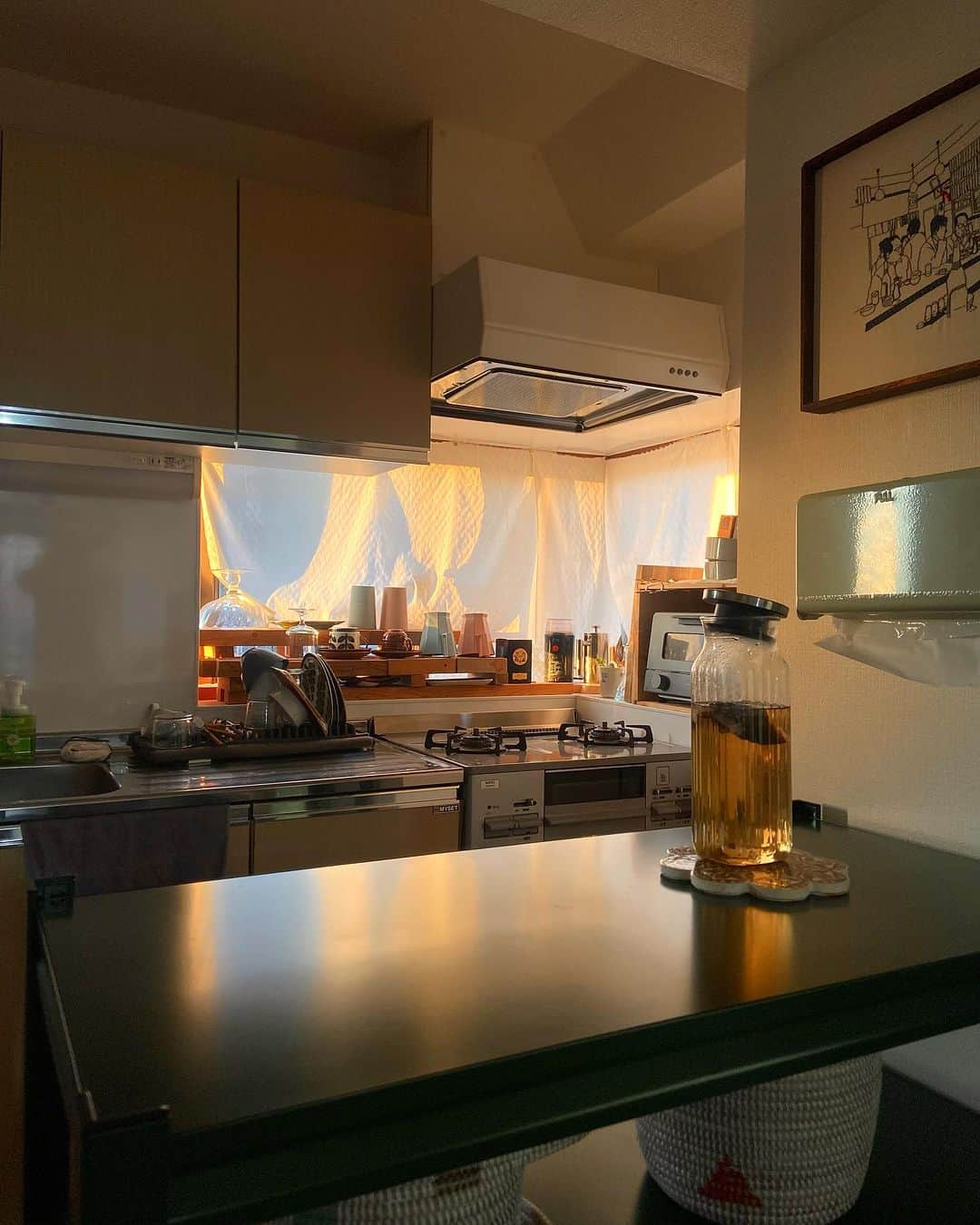 蓮沼千紘さんのインスタグラム写真 - (蓮沼千紘Instagram)「🌆  いい感じに夕方だな〜😌  お湯沸かしたの忘れてた🫖🙂 沸かし直し。。  を2回くらいやって麦茶をつくる。  #生活#日常#キッチン#kitchen」7月24日 18時34分 - knitchihiro