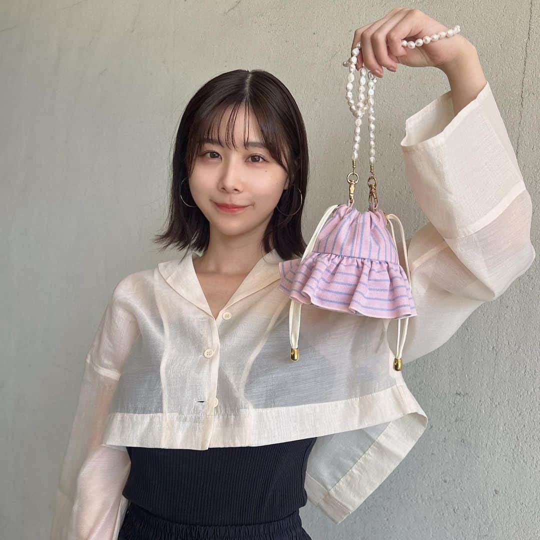 有村藍里のインスタグラム：「⸝⸝‪⸝♡ 灼熱な日の涼しげコーデ☀️ 髪伸びてきたかな？  tops: @lilambition_official  pants: @rosebleue_store  bag: @nuit_bienaime   @rosebleue_store のカーゴパンツ 全色持ってるくらいお気に入り。  @nuit_bienaime は シンプルコーデのワンポイントに🌼 ヴィンテージアイテムをリメイクしてミニ巾着にしたバッグ。 デザインも生地もパールも可愛い。きゅん。」