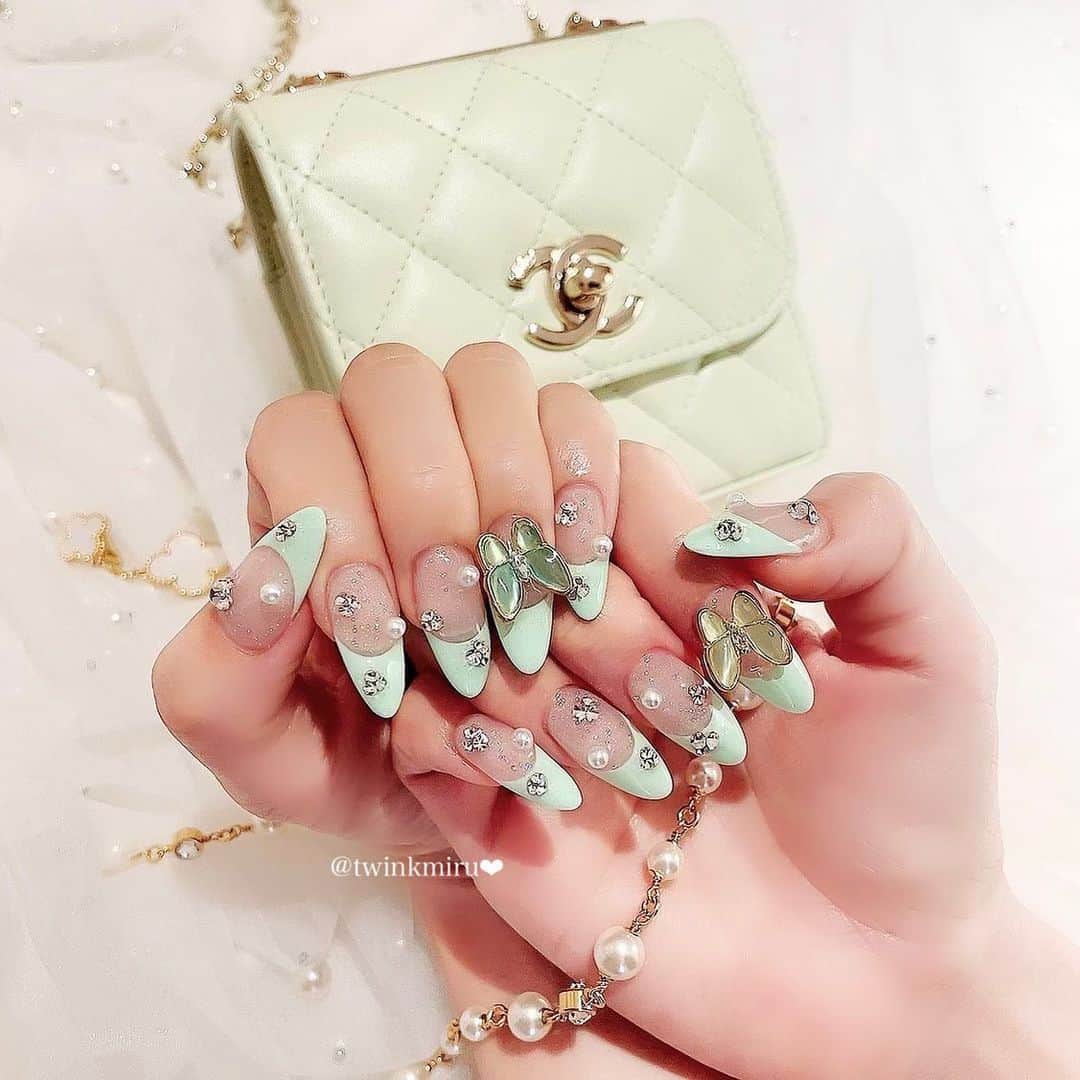 のインスタグラム：「左右色が違う蝶々がポイント💚 パステルカラーがかわちい🫰🏻🫰🏻 ⁡」
