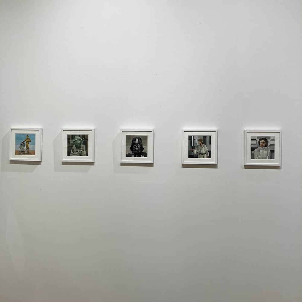 銀座 蔦屋書店さんのインスタグラム写真 - (銀座 蔦屋書店Instagram)「「Adam Lister Solo Exibition」  「Adam Lister Solo Exhibition」を店内中央イベントスペースGINZA ATRIUMにて2023年7月22日（土）～8月1日（火）の期間に開催します。本展に合わせて制作した新作約30点を展示します。  水彩絵の具とアクリル絵の具を用いることで透明性と平面性を組み合わせたピクセル画を描くAdam Lister（アダム・リスター）の個展を開催します。Adam Listerは、ニューヨークを拠点に世界各国のギャラリーで作品発表を行いながら、各企業とのコラボレーションも数多く行っています。最近では日本での活動も積極的に行っており、2021年にHello Kittyとコラボレーションした立体作品、版画を制作、2022年にはWILDSIDE Yohji Yamamotoと、そして今年はUNIQLOとコラボレーションしたアパレルグッズを制作しました。その他、世界各地のA Bathing Apeで作品展示を行うなど、ファッションとの親和性も高く幅広い分野で活動を続けています。  様々な技法を学び試行錯誤した後、現在のスタイルにたどり着いたという彼の作品は、誰もが知るアイコニックなイメージをピクセルによって描くことで簡略化し、自分のスタイルで再構築しています。そうすることで幾何学的な思考と記憶のはかなさについて思考しています。本展では、「アテナイの学堂」や「モナリザ」などをモチーフに描いた最新作約30点を発表、Adam Listerの世界観を堪能できる展示内容となっています。  [アーティストプロフィール] アダム・リスター　(Adam Lister from USA / 1978-) アダム・リスターはアメリカ・ヴァージニア州フェアファックス生まれ、現在はニューヨーク州、ビーコン在住。 名画や映画、ゲームのキャラクターなど、人々が慣れ親しんでいるポピュラーなイメージをピクセルスタイルに基づく水彩画で表現するヴィジュアル・アーティスト。 アダムの特徴であるピクセルスタイルは、画素数のまだ荒い時代のアタリや任天堂のゲームに熱中した幼年期の体験に起因し、描かれているモチーフも作家が成長する過程で慣れ親しみ、影響を受けたものを主に描く。 ピクセルに分解することにより、モチーフはアイコン的なイメージへと変容し、大衆文化を幾何学的解釈により再構築している。 現在世界中のギャラリーで作品を発表する一方、現代美術のトレンドともなっているファッションのジャンルとも精力的にコラボレーションを展開、NFTアートにも積極的にチャレンジ。日本では2021年より本格的に紹介され始めている注目の作家。   2023 -ANIME in LA, Spoke Art, Los Angeles, CA -Silver Screen, GR Gallery, New York, NY -A Bathing Ape exhibition, Bape Gallery, Beijing, China   2022 -End of the Road, Guy Hepner Gallery, New York, NY -Moleskin Project exhibit, Mesa Arts Center, Mesa, AZ -Birds of a Feather, Kube Art Center, Beacon, NY -Is the Tiger Awake?, Art Why Gallery, Shanghai   2021 -Cat Art Show LA, Hop Louie, Los Angeles, CA -MoleSkin Exhibit, Spoke Art, San Francisco, CA -Spatial Reduction, CBU Gallery, Taipei, Taiwan   2020 -DAZZLED, GR Gallery, New York, NY   その他の経歴は詳細ページに掲載しています。   ▶詳細はこちら https://store.tsite.jp/ginza/blog/art/34867-1250370714.html  ▶オンラインストア Oil by 美術手帖 https://oil.bijutsutecho.com/artist/2823 @adamlisterstudio @ginza_tsutayabooks_art #現代美術 #現代アート #絵画展 #個展 #アートスペース #アートギャラリー #artwork #artworks #contemporaryart #contemporaryartist #oilpainting #oiloncanvas #exihibition」7月24日 18時38分 - ginza_tsutayabooks