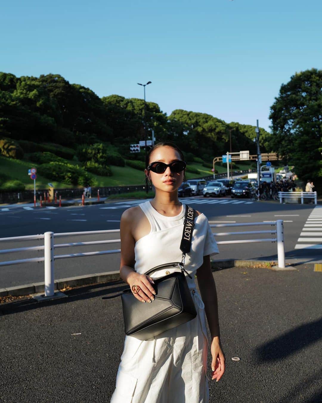 伊原葵さんのインスタグラム写真 - (伊原葵Instagram)「Summer☀️🍉🌈  夏って暑いけど、夕陽が綺麗だから好き。  ファッションもすっかり夏仕様♡  私の最近の気分はカジュアルモードなかんじかな✨  どこかきれいさも残しつつ…♡  BAGは万能すぎるLOEWE PUZZLE SMALL 👜  パズルバッグは、クリエイティブ ディレクターのジョナサン・アンダーソンがロエベで初めてデザインしたバッグ✨  ショルダー、クロスボディ、トップハンドル、クラッチ  いろんな持ち方ができるし、どんなファッションにも合わせやすい🫶🏻  中身もたくさん入るし便利すぎて 最近のスタメン🧚🏻‍♀️  もう暑すぎて溶けそうな日々だけど🫠  おしゃれして気分あげてこーっ♡   #LOEWE #LOEWEPuzzle #ThanksLoewe」7月24日 21時10分 - aoi186