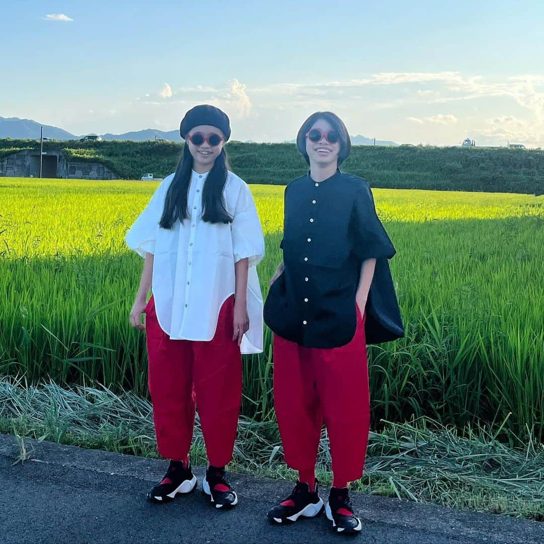 ぴよ。こぱ。さんのインスタグラム写真 - (ぴよ。こぱ。Instagram)「赤pantsにも🖤🤍❤️ とにかく、topsのデザインがめちゃくちゃ可愛いから、見て欲しいです。 私の技術じゃ伝えきれないから、ぜひチェックしてね。 #lowrysfarmkids #pr #中学生ファッション #中学生コーデ #ジュニアモデル #ジュニアファッション #ジュニア服 #zozotown ほんで、こはちゃんだけ合成みたいなんなんでなん！？笑」7月24日 18時42分 - uca.34