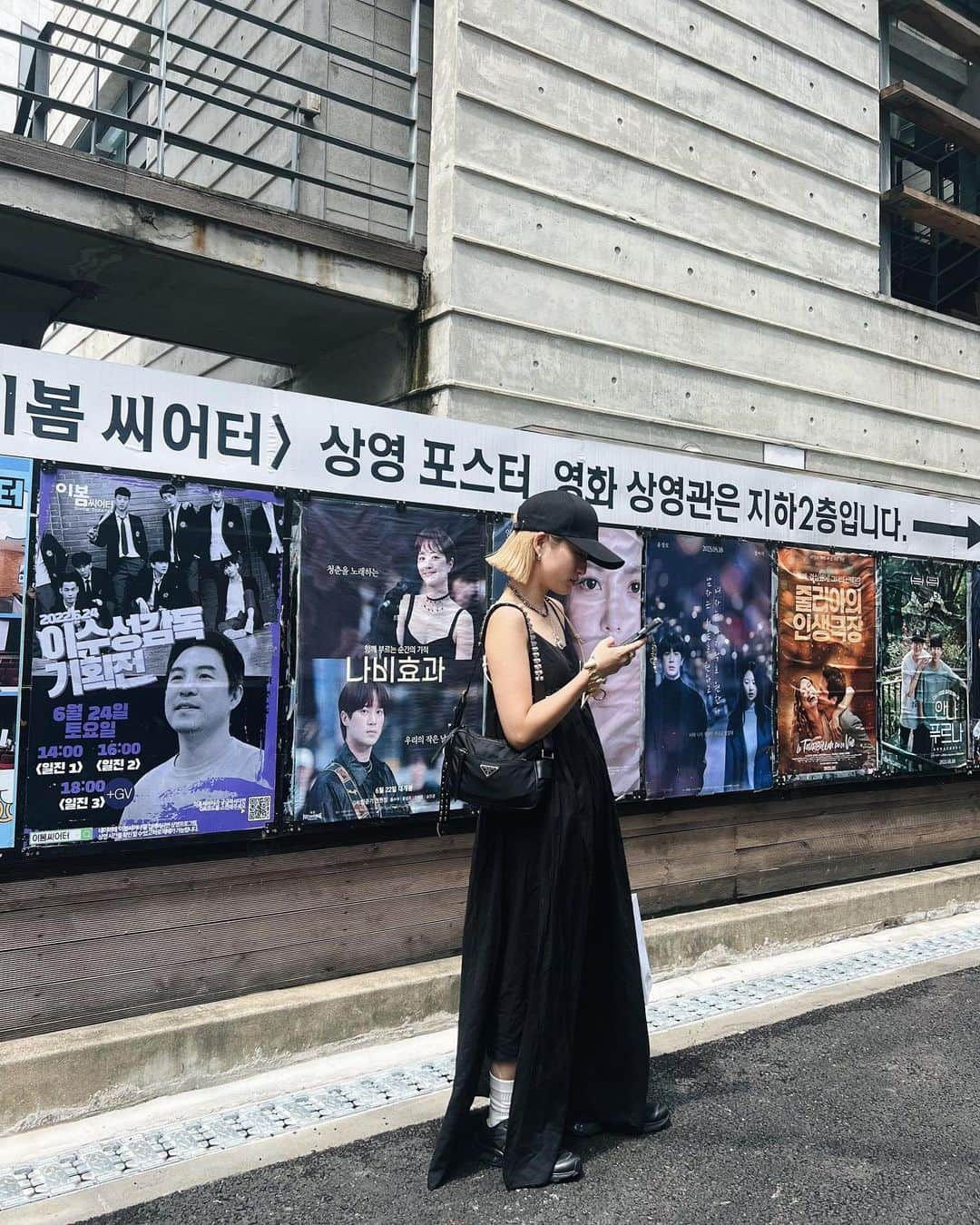 KARENさんのインスタグラム写真 - (KARENInstagram)「韓国旅⑴  韓国美容を受けるために朝からスッピンで街中をウロウロ。  ワンピってポケットがないからショルダーでiphone持ち歩けるの天才でしかなかった🥹◎ @delife.leather   朝起きたらシングルベッドに2人が寄り添って寝てたんだけどどんな状況？  #韓国 #karen___tabi」7月24日 18時43分 - karen_nrsm