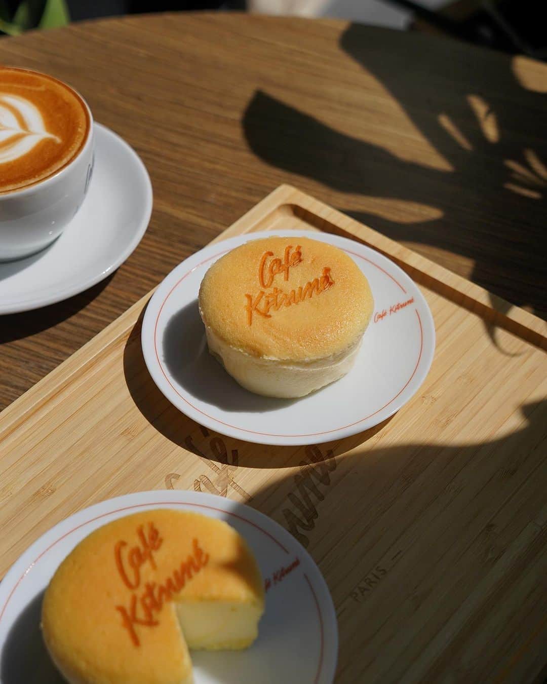 Café Kitsuné Parisさんのインスタグラム写真 - (Café Kitsuné ParisInstagram)「You can't resist the new sweet and savory specialties at #CafeKitsuneVelaa, visit us for your gourmet break and try our ‘Crème Brulée’, ‘Japanese Cheese Cake’ or be simply tempted by our delicious 'Matcha Pound' or ‘Salmon Bagel' and 'Croque Monsieur’ 🍮 - 👉 Café Kitsuné Velaa Café-Bar Velaa Sindhorn Village, 87 Langsuan Road, Lumphini, Pathumwan, Bangkok 10330 Monday-Sunday: 10am-10pm」7月24日 18時43分 - cafekitsune