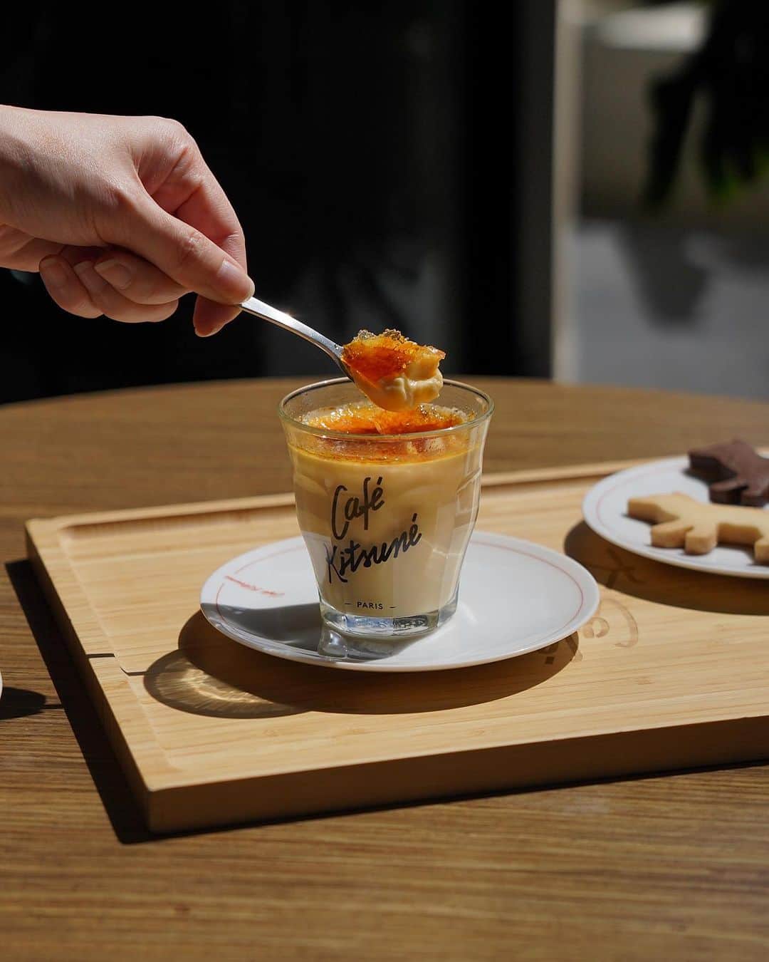 Café Kitsuné Parisのインスタグラム：「You can't resist the new sweet and savory specialties at #CafeKitsuneVelaa, visit us for your gourmet break and try our ‘Crème Brulée’, ‘Japanese Cheese Cake’ or be simply tempted by our delicious 'Matcha Pound' or ‘Salmon Bagel' and 'Croque Monsieur’ 🍮 - 👉 Café Kitsuné Velaa Café-Bar Velaa Sindhorn Village, 87 Langsuan Road, Lumphini, Pathumwan, Bangkok 10330 Monday-Sunday: 10am-10pm」