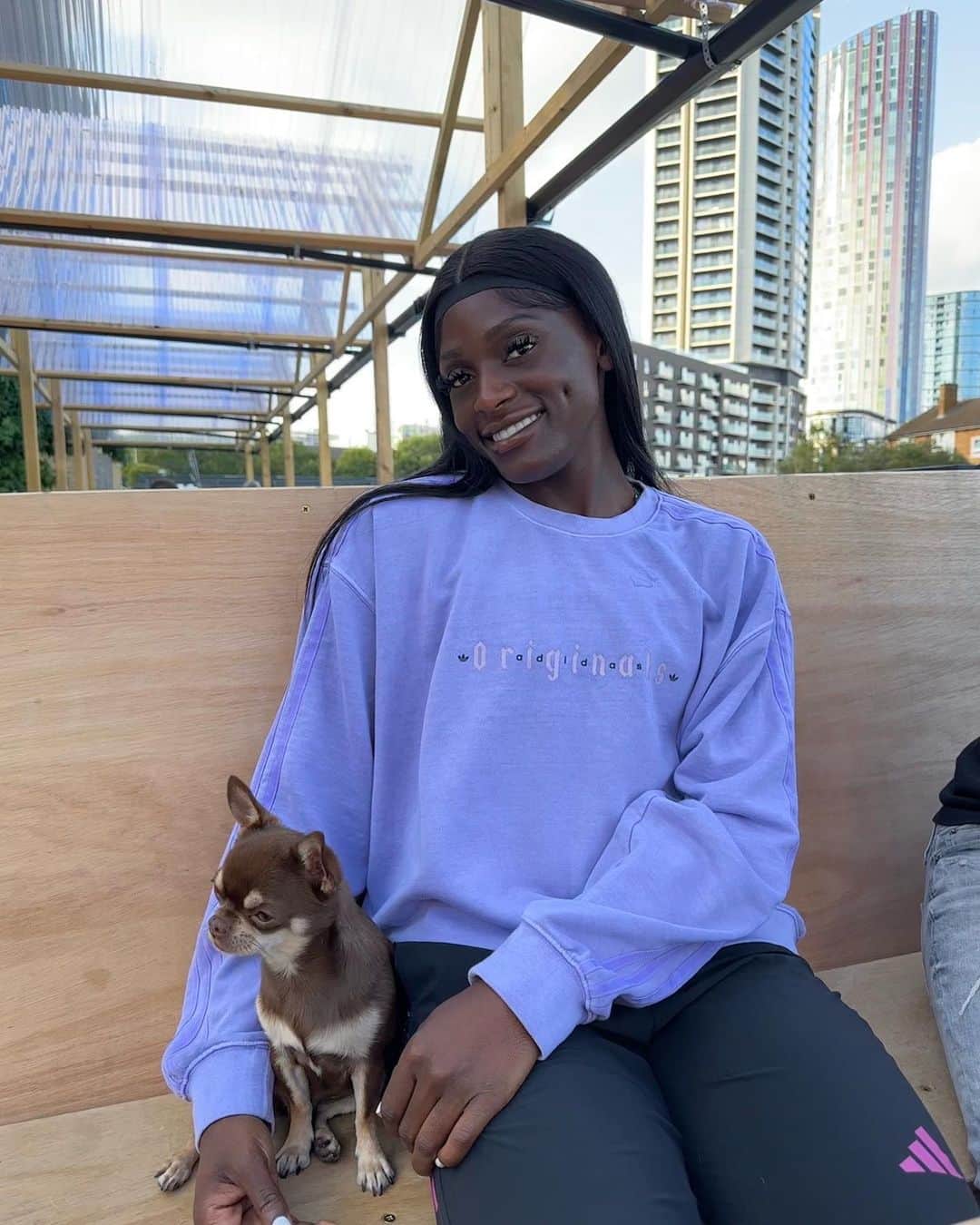 ダリル・ニータのインスタグラム：「Me and melon after yesterdays race 😁❤️  Feeling so happy to run a seasons best of 10.96 seconds in the 100m at the London Diamond League yesterday!💎🔥  Felt so good to race in front  of a home crowd, and was soo nice to spend some quality time with my family before heading back to camp for final preparations before the World Championships in Budapest 🇭🇺   I’m feeling excited for the weeks ahead! ❤️😈✨」