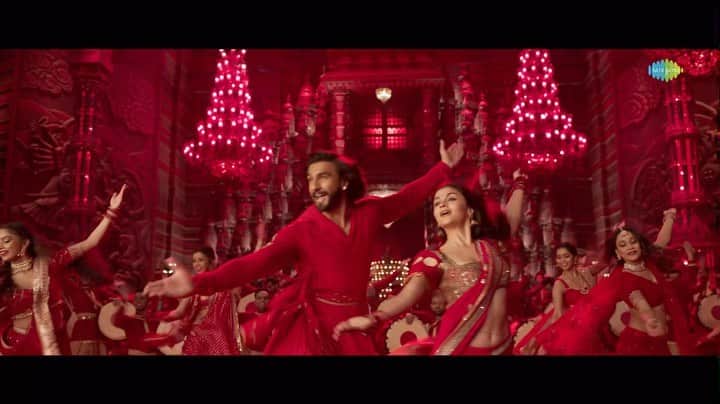アリア・バットのインスタグラム：「#DhindhoraBajeRe OUT NOW 🥁  #RockyAurRaniKiiPremKahaani coming in cinemas this Friday♥️」