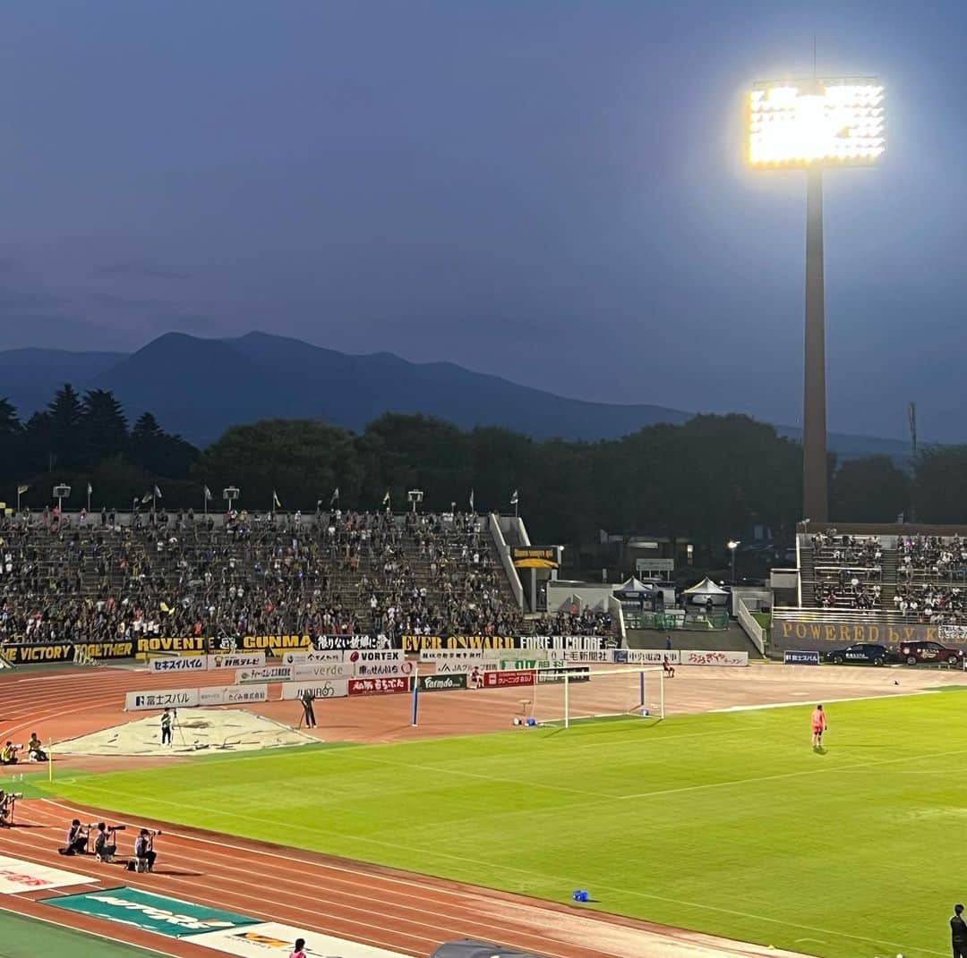のインスタグラム：「⚽️ 群馬 1-1 磐田 +1💪  熱戦！！ 首位に向かうジュビロさんと、上位に食らいつくザスパ！ お互いに勝ち点3が欲しい中、それはそれは面白い試合で、私は何もしていないのに試合後に謎に疲れて、深夜に牛丼でガッツリ腹ごしらえをするという一戦でした🫠なんのこっちゃ。  負けなし記録は継続中！  #ザスパクサツ群馬  #ザスパ  #ジュビロ磐田  #Jリーグ #J2リーグ #取材 #スーパーゴール」