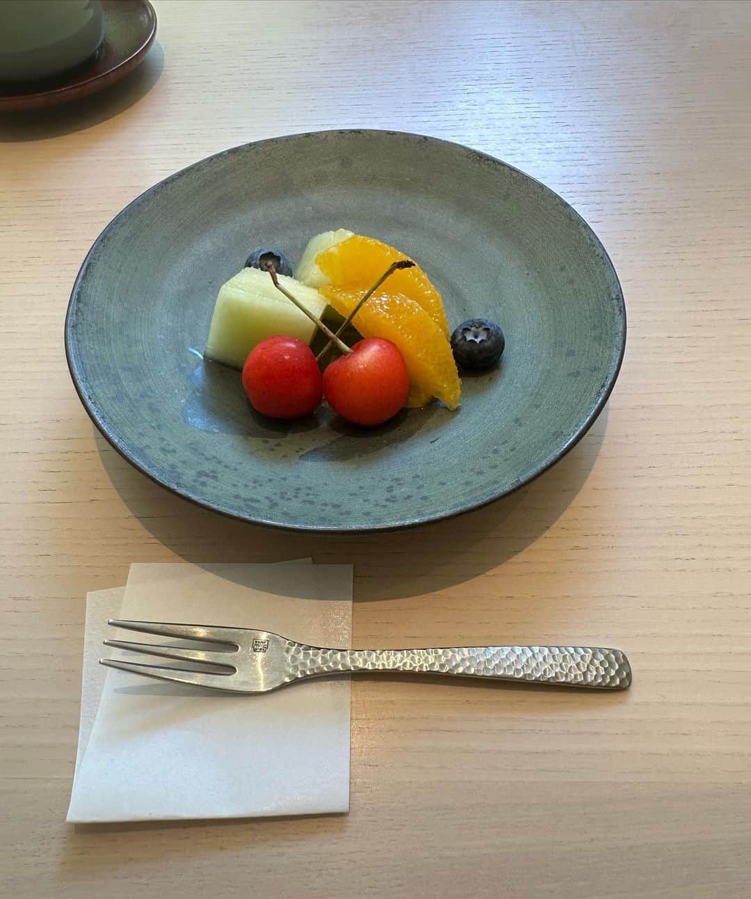 ikuさんのインスタグラム写真 - (ikuInstagram)「こんばんは🌛 おつかれさま  #ふふ京都 結構お腹いっぱいになってちらし寿司完食出来なかった😋💦 でもこの後カフェ行って少しケーキは食べるってゆう〜笑  かなり脚長効果のあるデニム😃💙🩵 このデニムのミニバッグは銀座限定の物💙 迷いに迷って買ったやつ笑  キャミ以外  #CHANEL  #ふふ京都#京都ランチ#ランチ巡り#和食好き#アラフィフコーデ#51歳#50代楽しむ#ファッション#デニムコーデ#いつもありがとう」7月24日 18時57分 - cheriee515