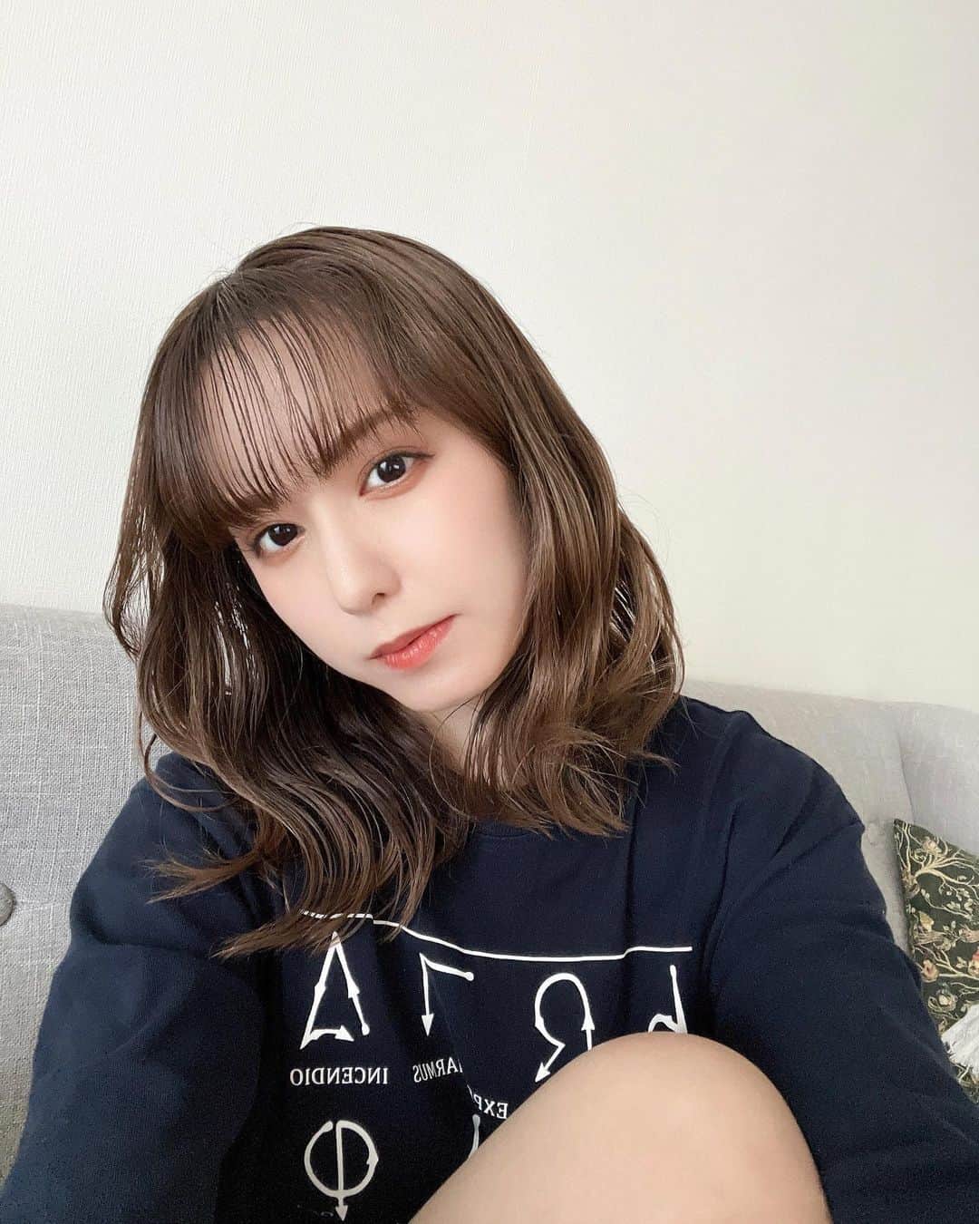 前田美里のインスタグラム：「ついに来週お知らせがあります…！📢お楽しみに！！！！ . . #GU #Tシャツ #ハリーポッター #ハリポタ #harrypotter #自撮り #ファインダー越しの私の世界 #被写体 #写真好きな人と繋がりたい #アッシュカラー #グラビア #写真 #櫻坂46 #日向坂46 #ヲタク  #フォロー #フォロワー募集中  #japanesegirl #follow #followme #좋아요 #팔로우미 #팔로미 #오오티디 #gravure #portrait #fashion」