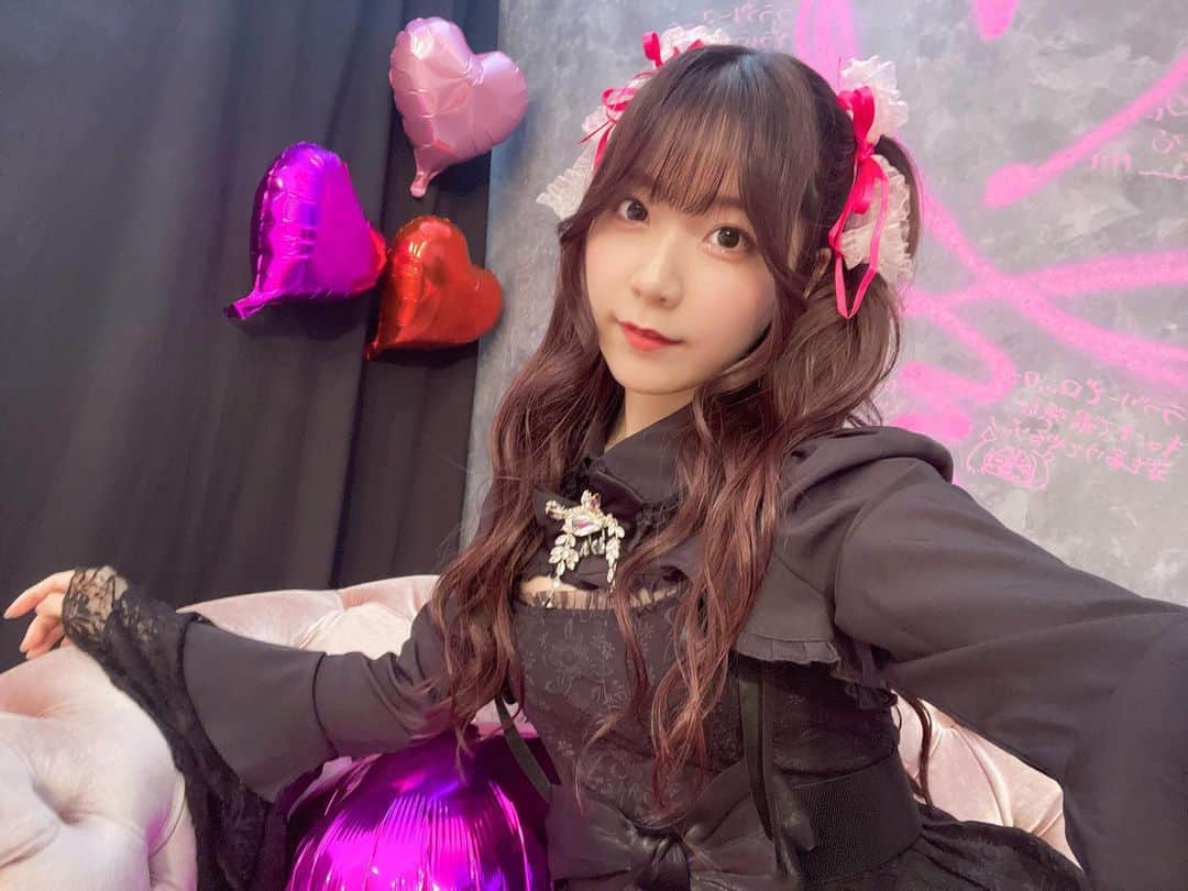 のインスタグラム：「2023/07/24  「Shout out Live!!!」  パンフレット撮影🎀  琴歌の真っ黒は珍しいと思うんですけど、 （深い青と赤は着てたからその色にするか迷った） ライブの名前の叫ぶーーー！！！ みたいな感じも珍しいと思うので 琴歌が普段あまり着なそうな感じで コーディネートも考えました！  でも品と可愛さは出したかったので、 そこはポイントで取り入れました！ （袖口とかタイツとか胸元の アクセサリーとかレース感とか）  髪飾りはピンク味が欲しいですと相談したら メイクさんがその場で作ってくださって…！！ 可愛さ増し増しになりました！ メイクさんに大感謝です🎀  髪型はりあむちゃんの [Majoram Therapie]のお団子琴歌を見て、 なら、ハーフツインもできるのでは…。 という感じでハーフツインにしてもらいました！  全体的にキュート全開です🩷」