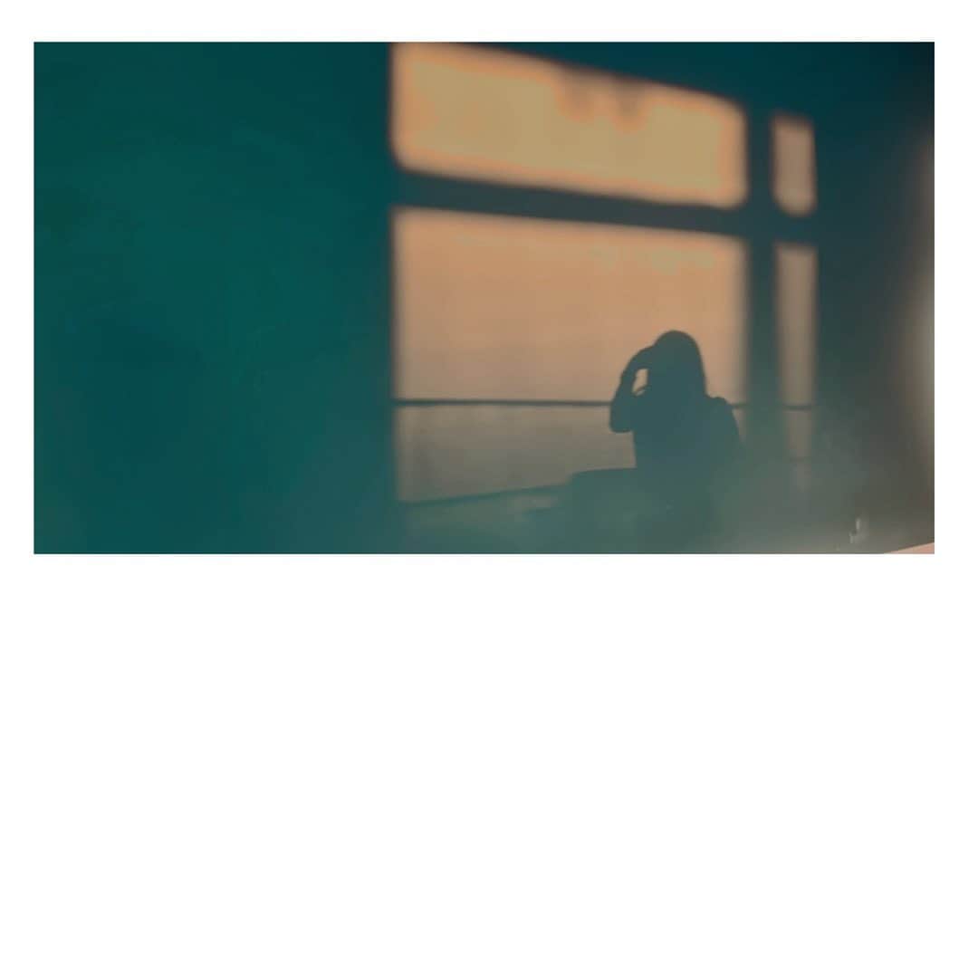 小原好美さんのインスタグラム写真 - (小原好美Instagram)「青い壁に映った影  #夕日が綺麗だったの #青い壁」7月24日 18時54分 - konomi_kohara0628