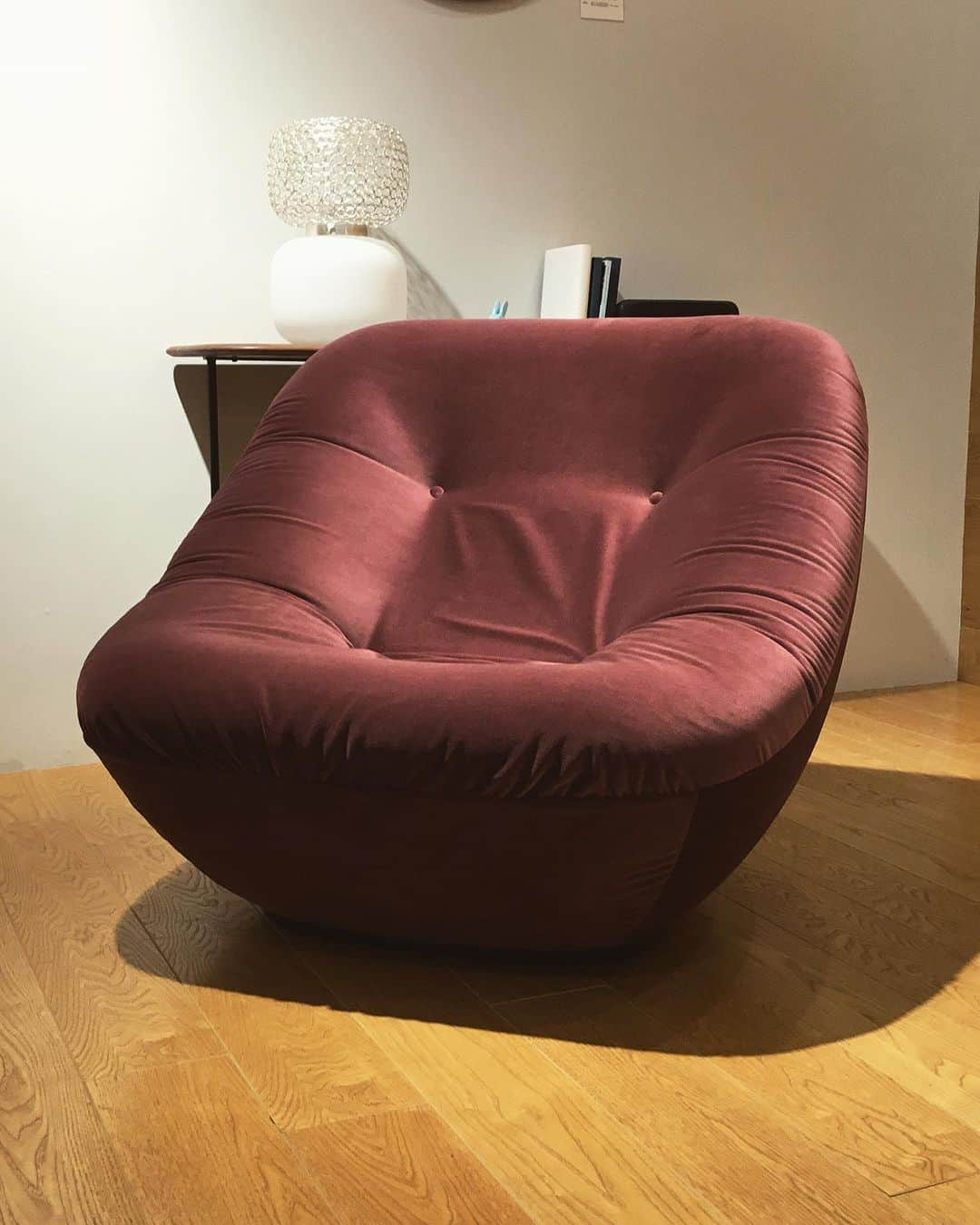 ligne roset shopさんのインスタグラム写真 - (ligne roset shopInstagram)「ROSETBonnie【ロゼボニー】 クラシカルなプリーツタイプのロゼボニーは本国で既に製造停止となっており、銀座店では希少な一台を展示しております。 現在サマークリアランス開催中ですので、プリーツタイプを購入するにはまたと無い機会かと！ パーソナルソファとしてかなり高い評価をいただいているロゼボニー。 プリーツタイプの風格は何とも言えないモノがあります。  ROSETBonnie arm chair fabric:Galice prune W 960 D 940 H 800 SH 360  #ligneroset#lignerosetginza#ginza#interior#room#design#sofa#furniture#room#myligneroset  #リーンロゼ#リーンロゼ銀座#銀座#インテリア#インテリアコーディネート#家具#ソファ#リノベーション#リーンロゼのある暮らし  @ligneroset_jp」7月24日 18時54分 - ligneroset_jp_shop