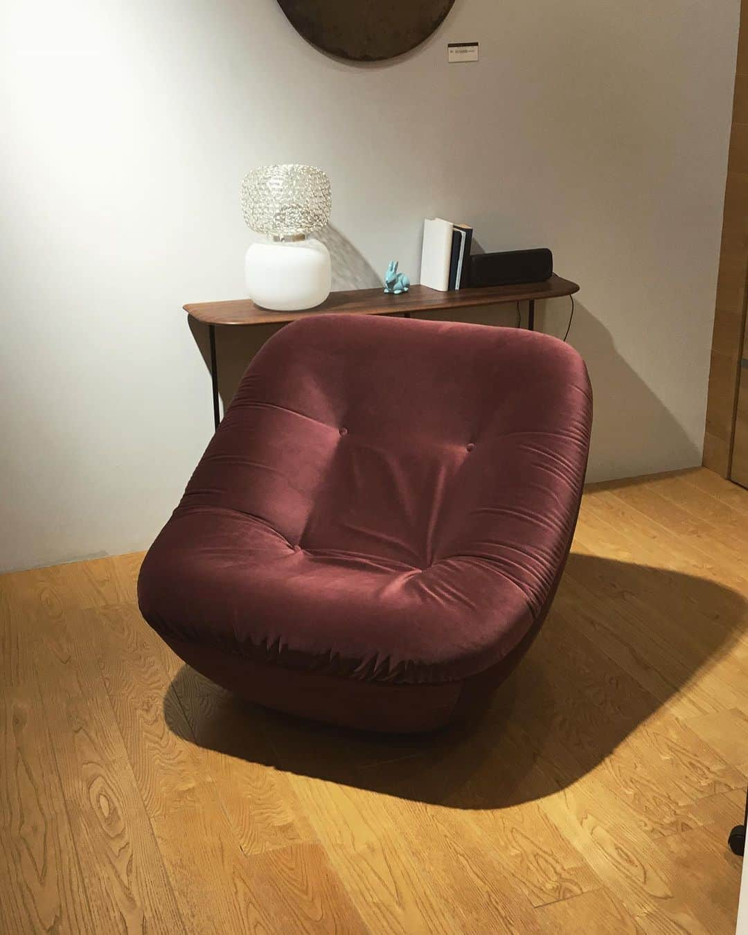 ligne roset shopさんのインスタグラム写真 - (ligne roset shopInstagram)「ROSETBonnie【ロゼボニー】 クラシカルなプリーツタイプのロゼボニーは本国で既に製造停止となっており、銀座店では希少な一台を展示しております。 現在サマークリアランス開催中ですので、プリーツタイプを購入するにはまたと無い機会かと！ パーソナルソファとしてかなり高い評価をいただいているロゼボニー。 プリーツタイプの風格は何とも言えないモノがあります。  ROSETBonnie arm chair fabric:Galice prune W 960 D 940 H 800 SH 360  #ligneroset#lignerosetginza#ginza#interior#room#design#sofa#furniture#room#myligneroset  #リーンロゼ#リーンロゼ銀座#銀座#インテリア#インテリアコーディネート#家具#ソファ#リノベーション#リーンロゼのある暮らし  @ligneroset_jp」7月24日 18時54分 - ligneroset_jp_shop